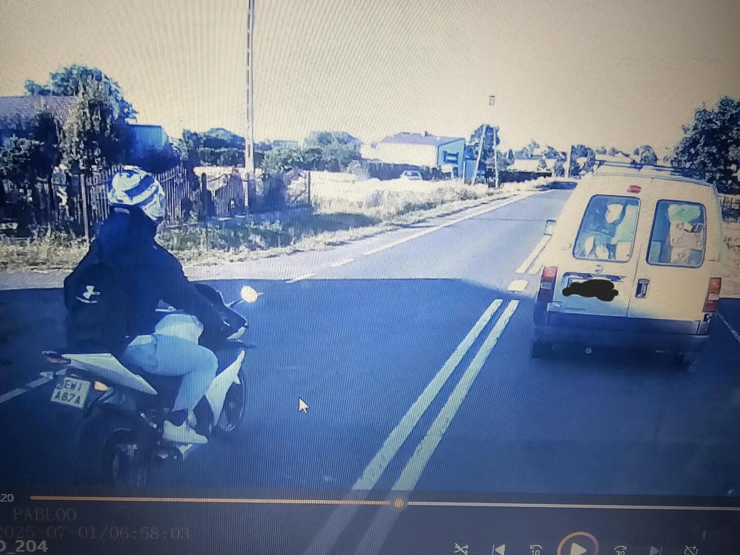 No to lecimy 1. Wyprzedzania na podwójnej ciągłej. 2. Kolejne wyprzedzanie na podwójnej ciągłej. 3. Wyprzedzania na podwójnej ciąglej i dodatkowo na pasach. 4. Przekroczenie prędkosci w terenie zabudowanym. Prawo jazdy znając zycie kat. A1 zdane chyba za mendel jajek i bo wyobrazni co do jazdy nie masz zadnej no i jest taka piosenka, szcześliwej drogi juz czas ? bedziesz synek zasuwal autobusem bo nagrania wlasnie wyslalem tam gdzie powinno trafić??? takze wykup sobie bilet miesięczny