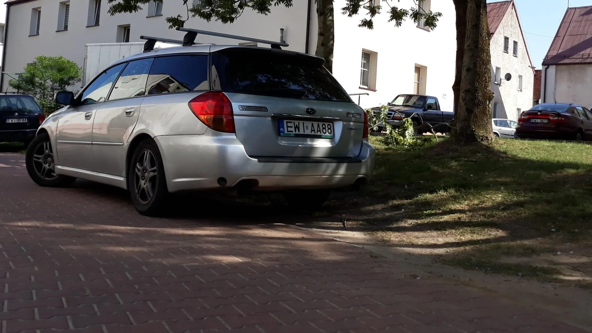 Ciąg dalszy niszczenia zieleni i zagrażanie mieszkańcom zastawiając drogę pożarową na zakazie postoju.