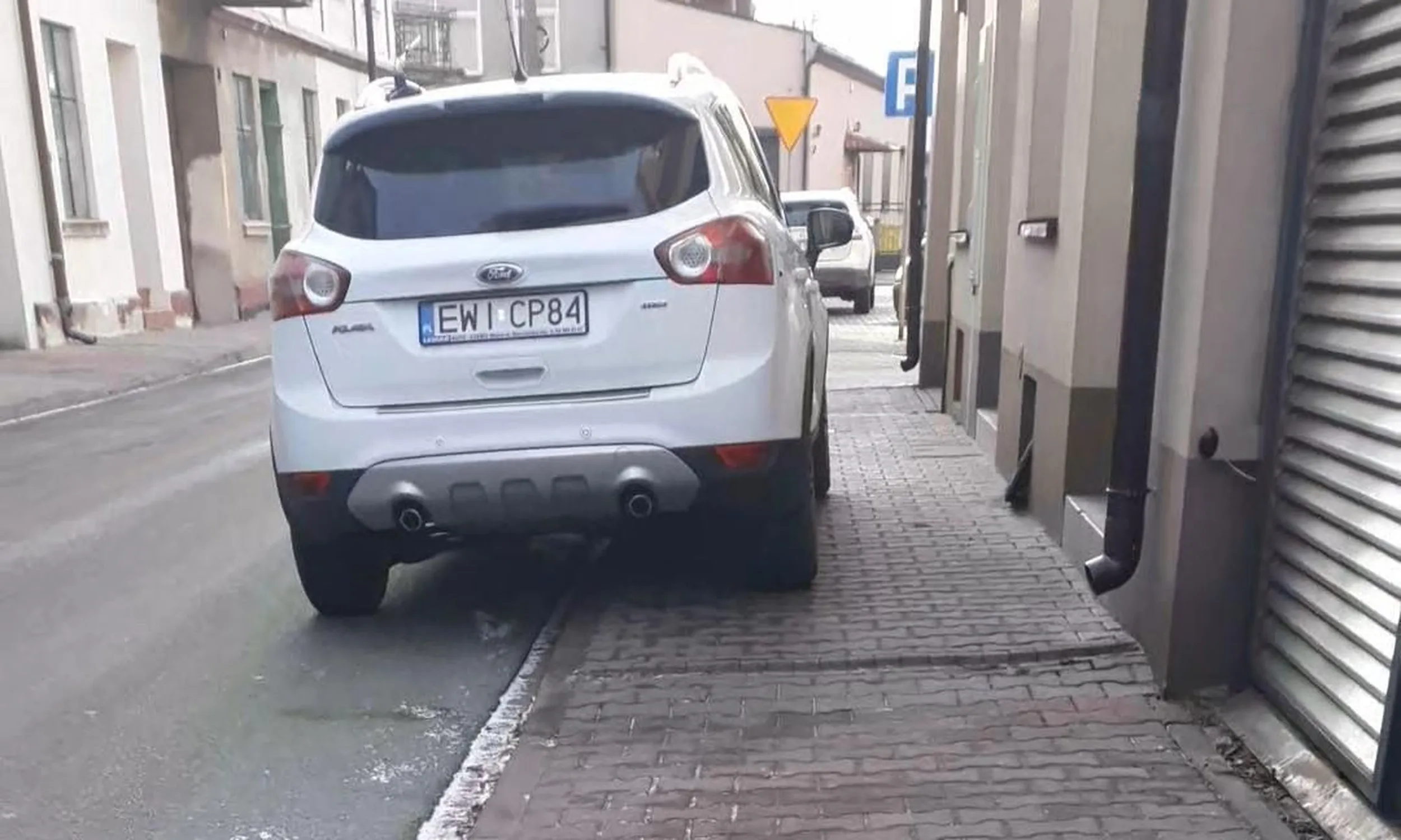 Parkowanie na chodniku bez pozostawionego 1,5m, na zakazie zatrzymywania się.