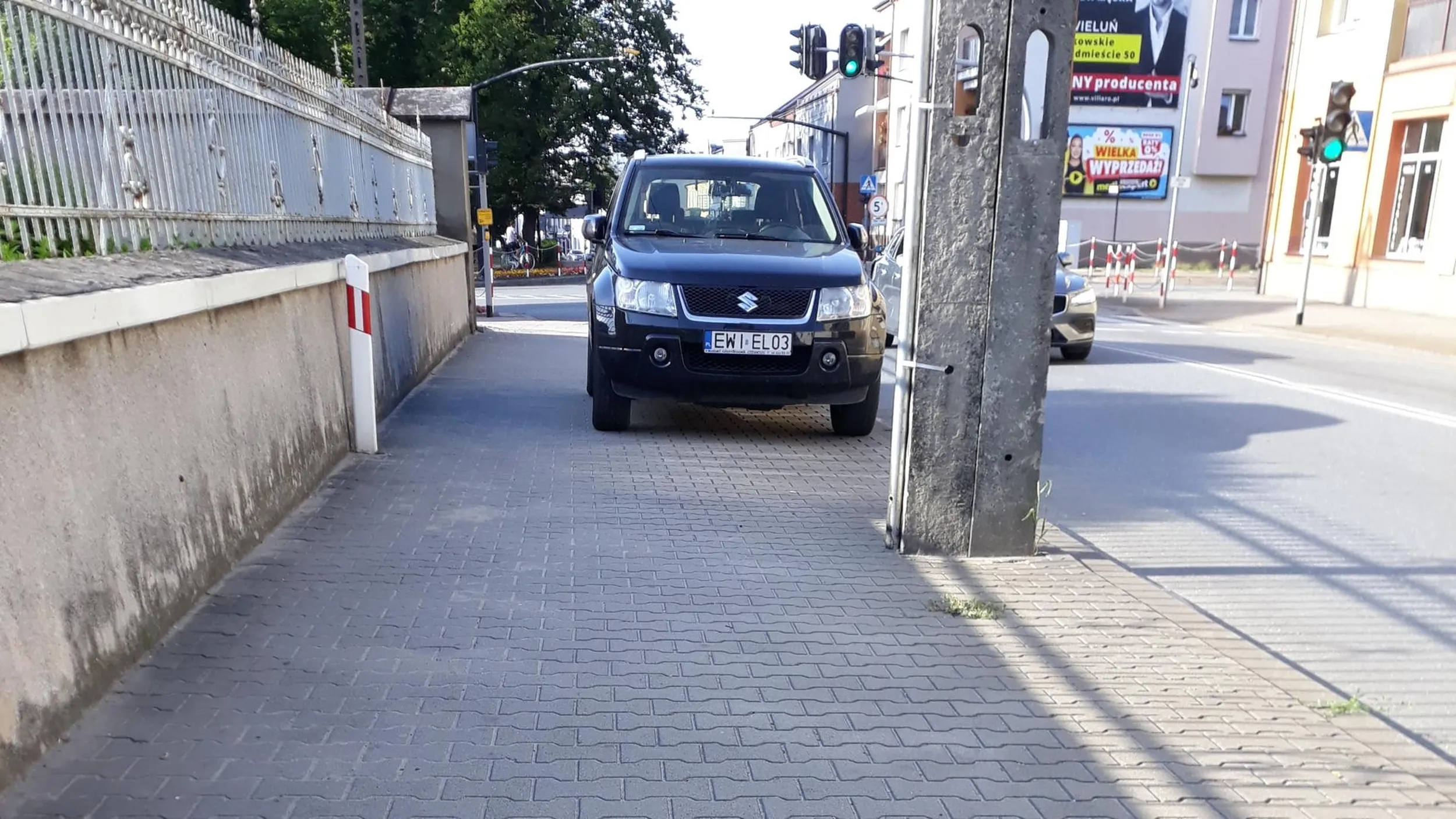 Parkowanie na chodniku, jazda wzdłuż po chodniku.