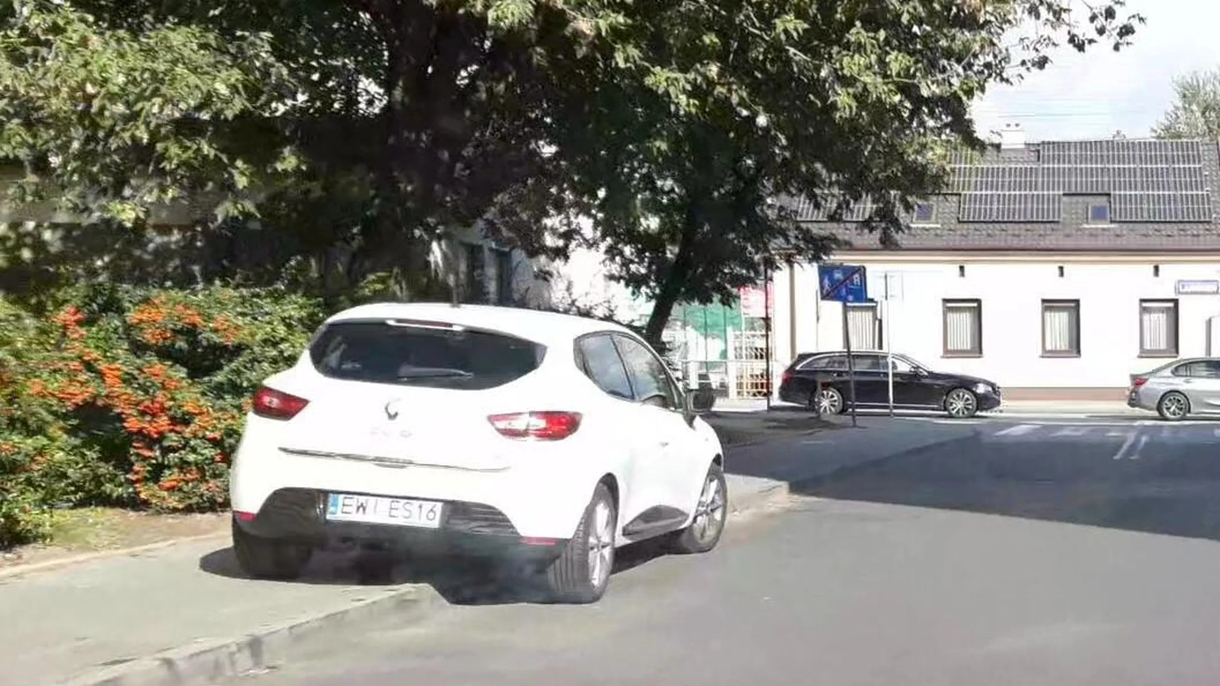 Parkowanie w strefie zamieszkania w miejscu do tego niewyznaczonym, zablokowany przejazd gdy dwa pojazdy jadą w przeciwnym kierunku, parkowanie na chodniku, nie można normalnie przejść.