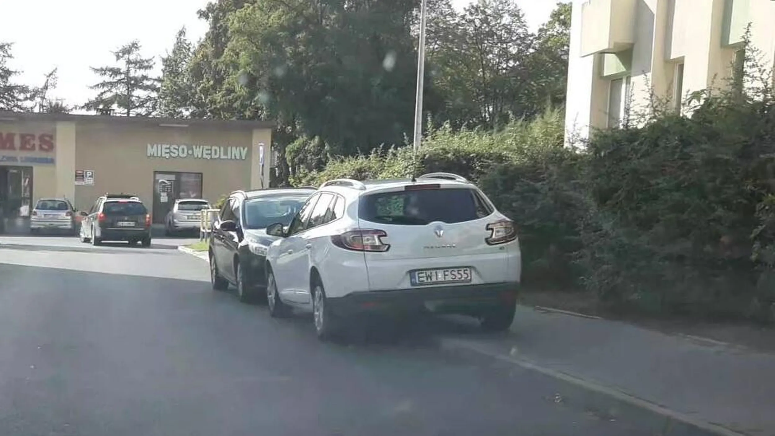 Parkowanie w strefie zamieszkania w miejscu do tego niewyznaczonym, zablokowany przejazd gdy dwa pojazdy jadą w przeciwnym kierunku, parkowanie na chodniku, nie można normalnie przejść.