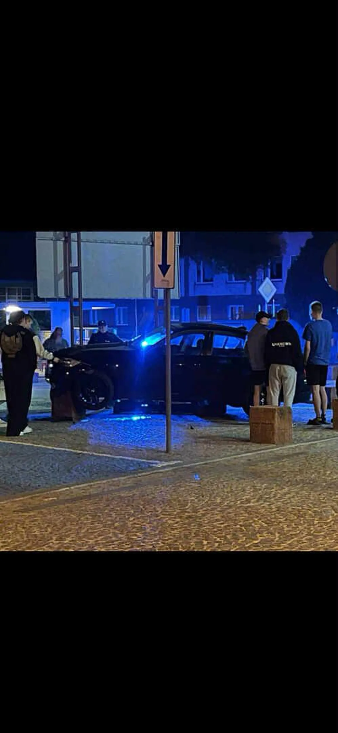 Użytkownik postanowił postawić auto na betonowych bloczkach przy rynku w Kłobucku