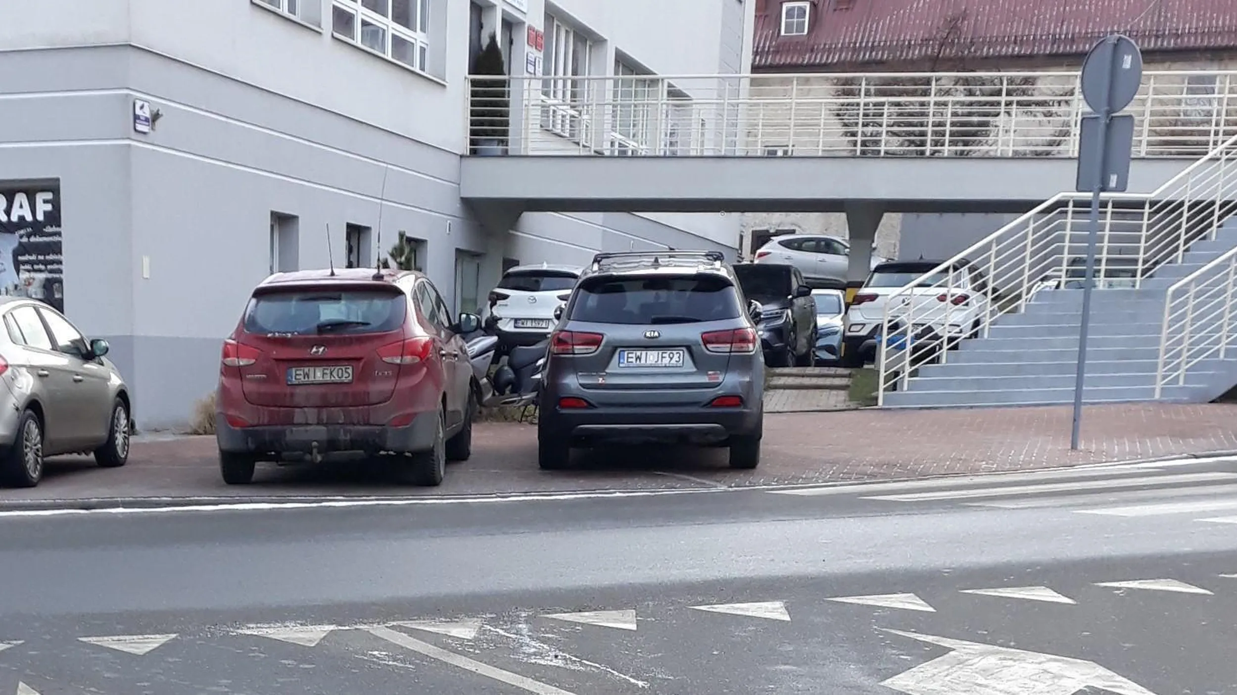 Parkowanie na chodniku bezpośrednio przy przejściu dla pieszych.