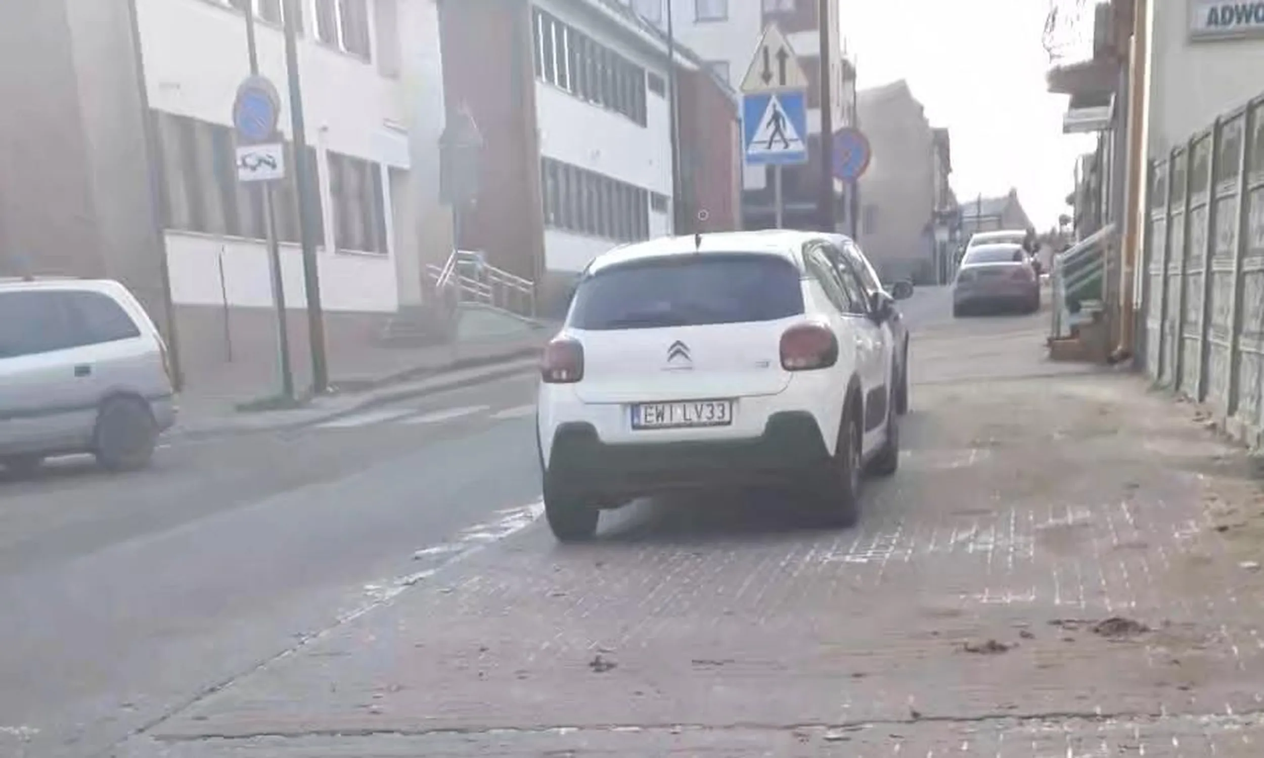 Parkowanie na chodniku, na skrzyżowaniu, bez zachowania 10m od przejścia dla pieszych.