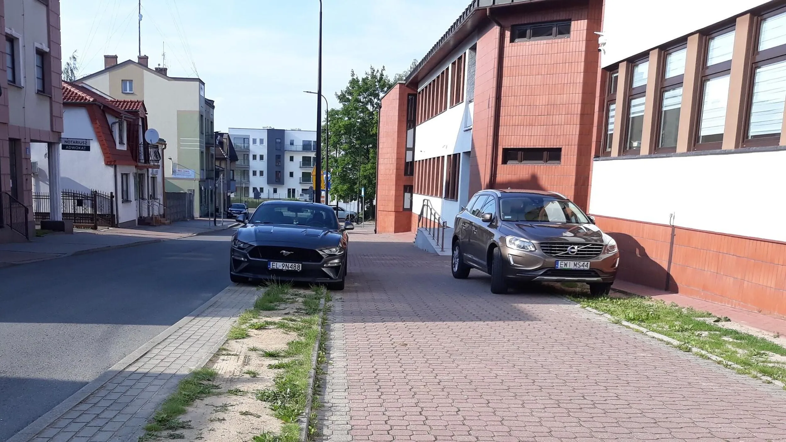 Parkowanie na chodnik, na trawniku, niszczenie zieleni, parkowanie z dala od krawędzi jezdni, na zakazie postoju z tabliczką odholowania.
