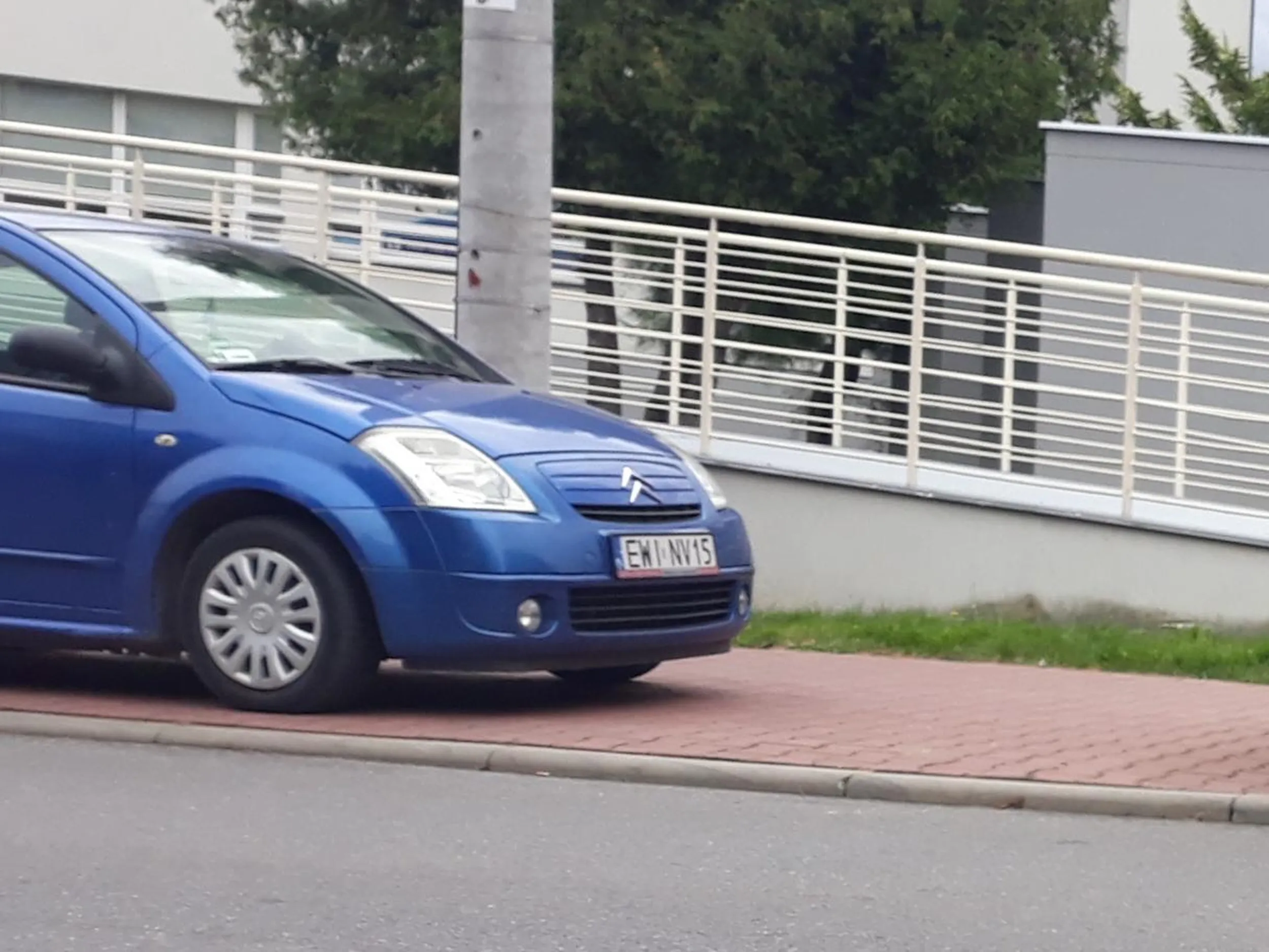 Parkowanie na chodniku.