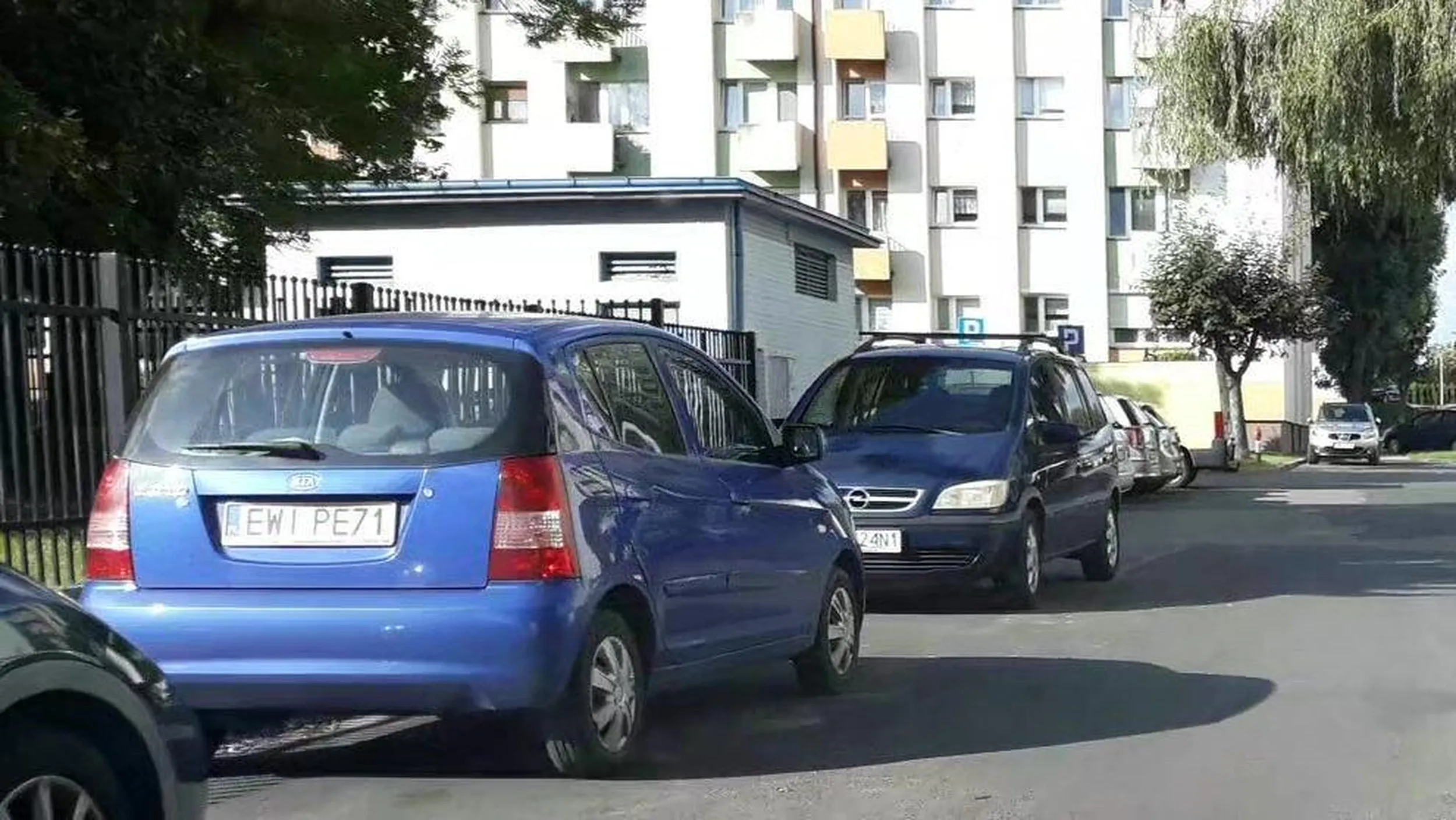 Parkowanie w strefie zamieszkania w miejscu do tego niewyznaczonym, zablokowany przejazd gdy dwa pojazdy jadą w przeciwnym kierunku.