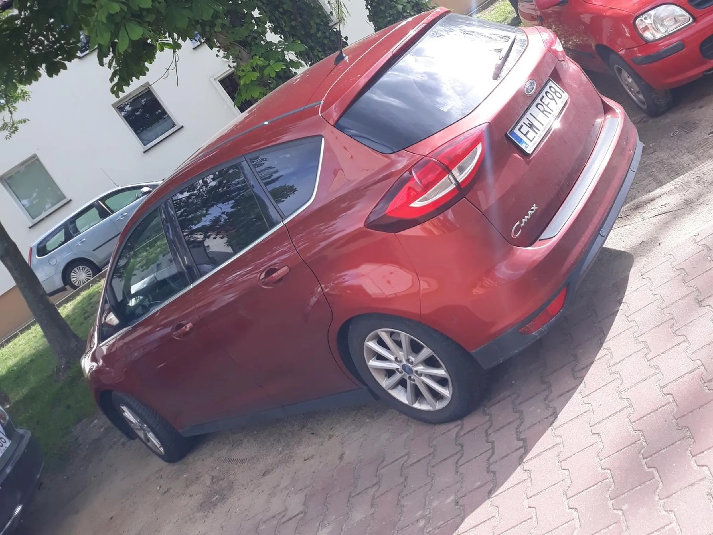 Droga pożarowa, zakaz postoju, parkowanie na trawniku.