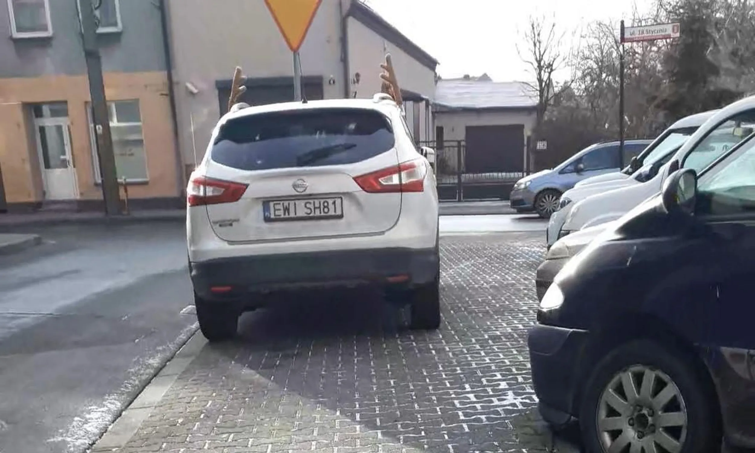 Parkowanie na chodniku bez pozostawionego 1,5m, na zakazie zatrzymywania się.