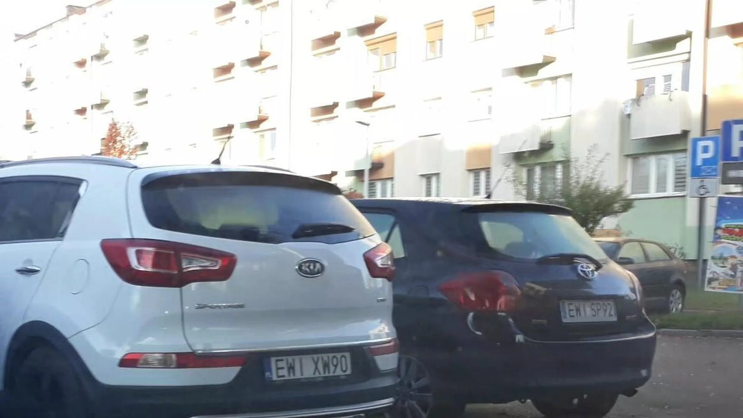 Parkowanie w strefie zamieszkania w miejscu do tego nie wyznaczonym, na obszarze wyłączonym z ruchu.