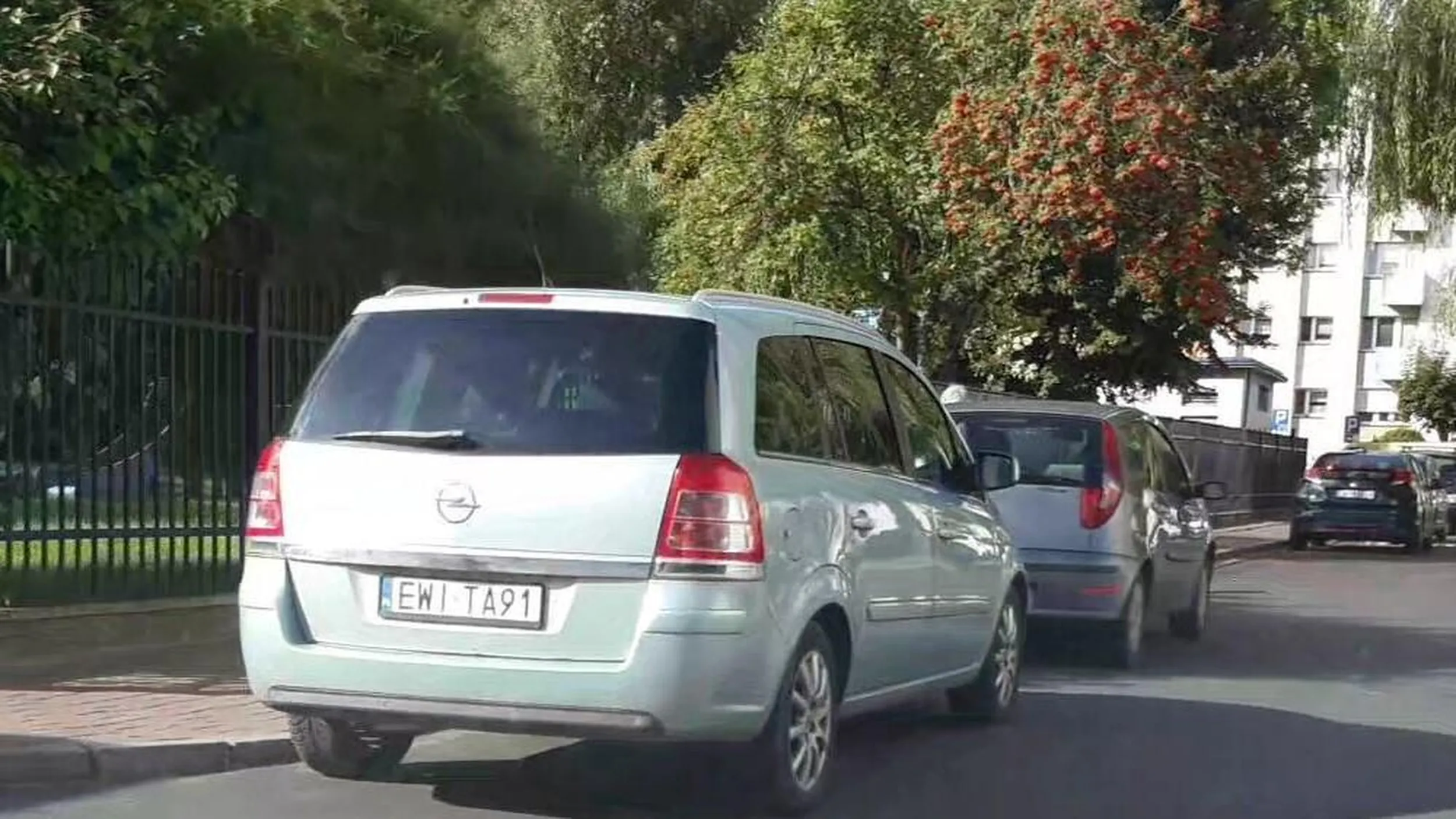 Parkowanie w strefie zamieszkania w miejscu do tego niewyznaczonym, zablokowany przejazd gdy dwa pojazdy jadą w przeciwnym kierunku, przy skrzyżowaniu bez zachowania minimum 10m.