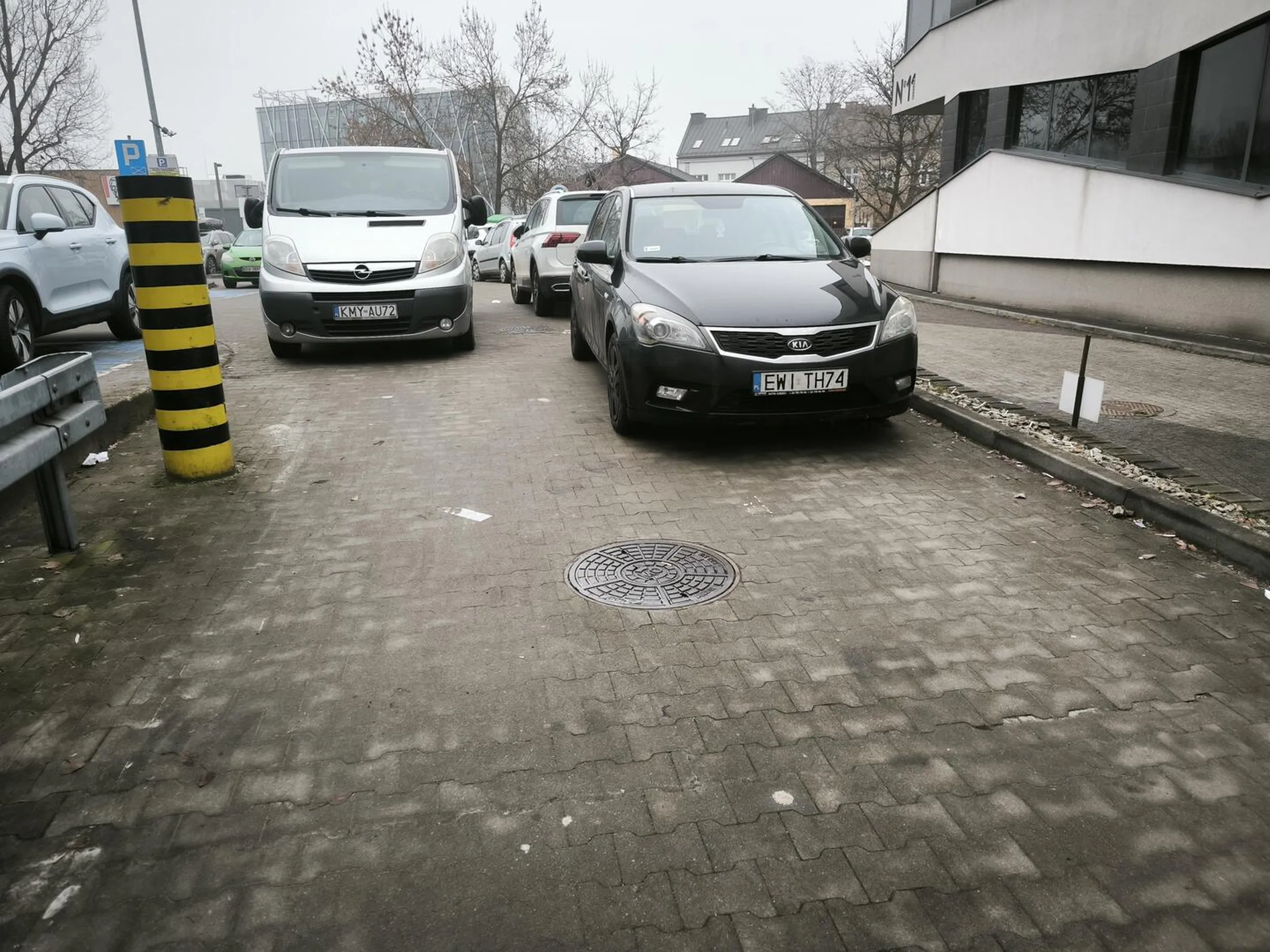 Ponad godzinę z życia stracone bo blondynka postanowiła zastawić rampę pod biedronka nie udając się do sklepu. Masz szczęście że teren prywatny bo była policja i straż miejska i mieli związane ręce. Myśl kobieto ! Nie każdy ma tyle czasu co ty