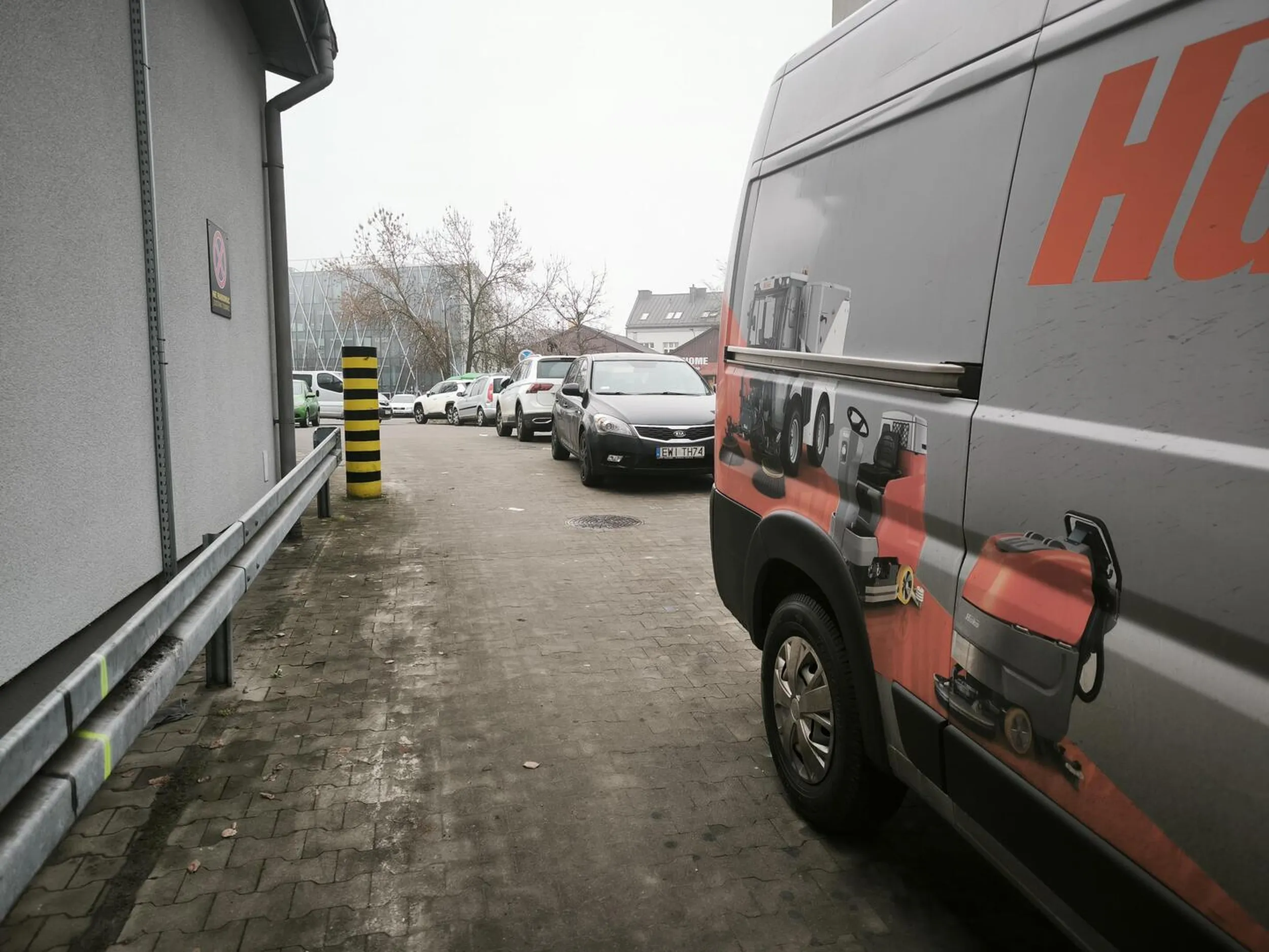 Ponad godzinę z życia stracone bo blondynka postanowiła zastawić rampę pod biedronka nie udając się do sklepu. Masz szczęście że teren prywatny bo była policja i straż miejska i mieli związane ręce. Myśl kobieto ! Nie każdy ma tyle czasu co ty