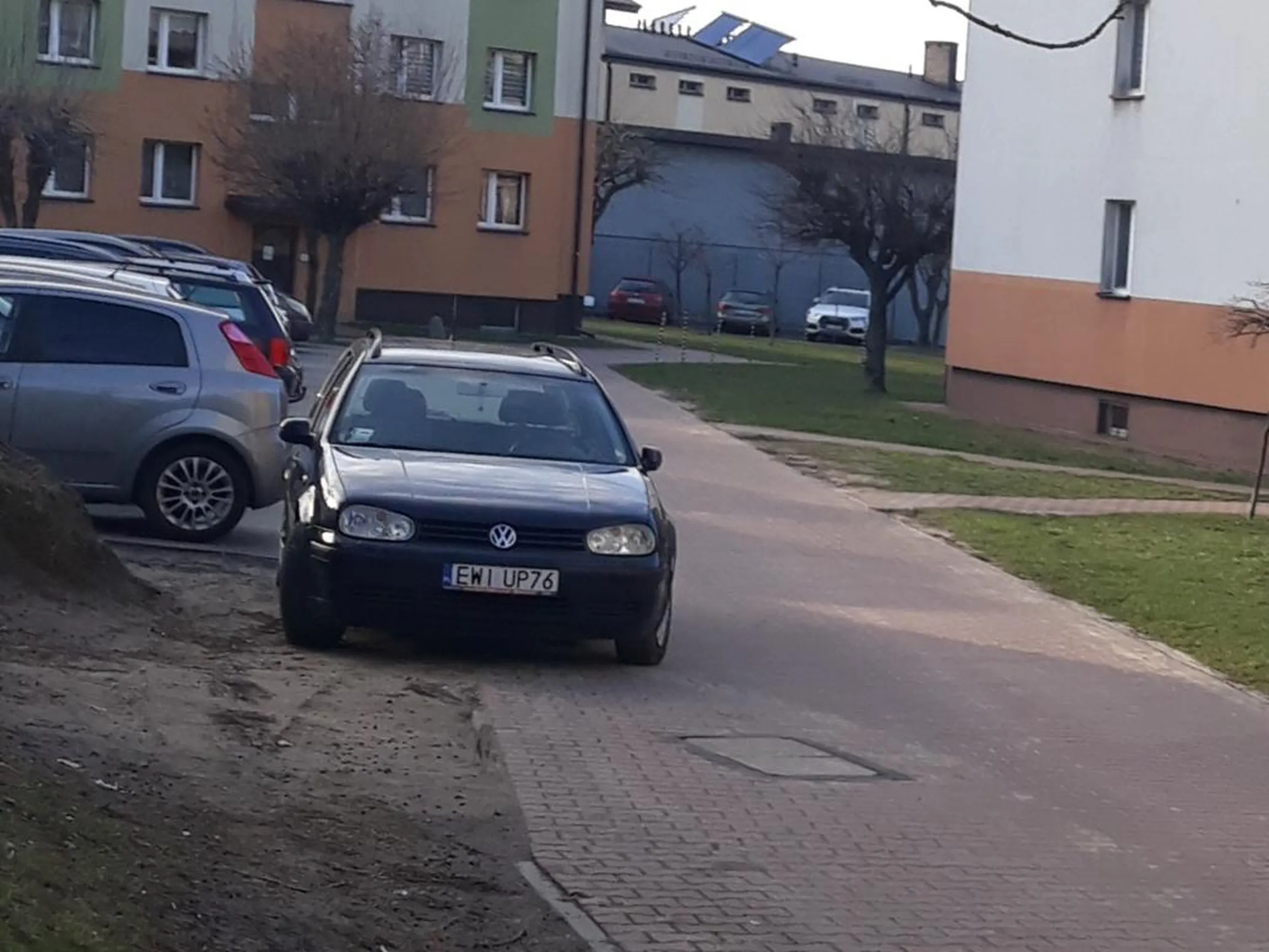 Trawnik rozjeżdżony, teraz dzieci bawią się w błocie.