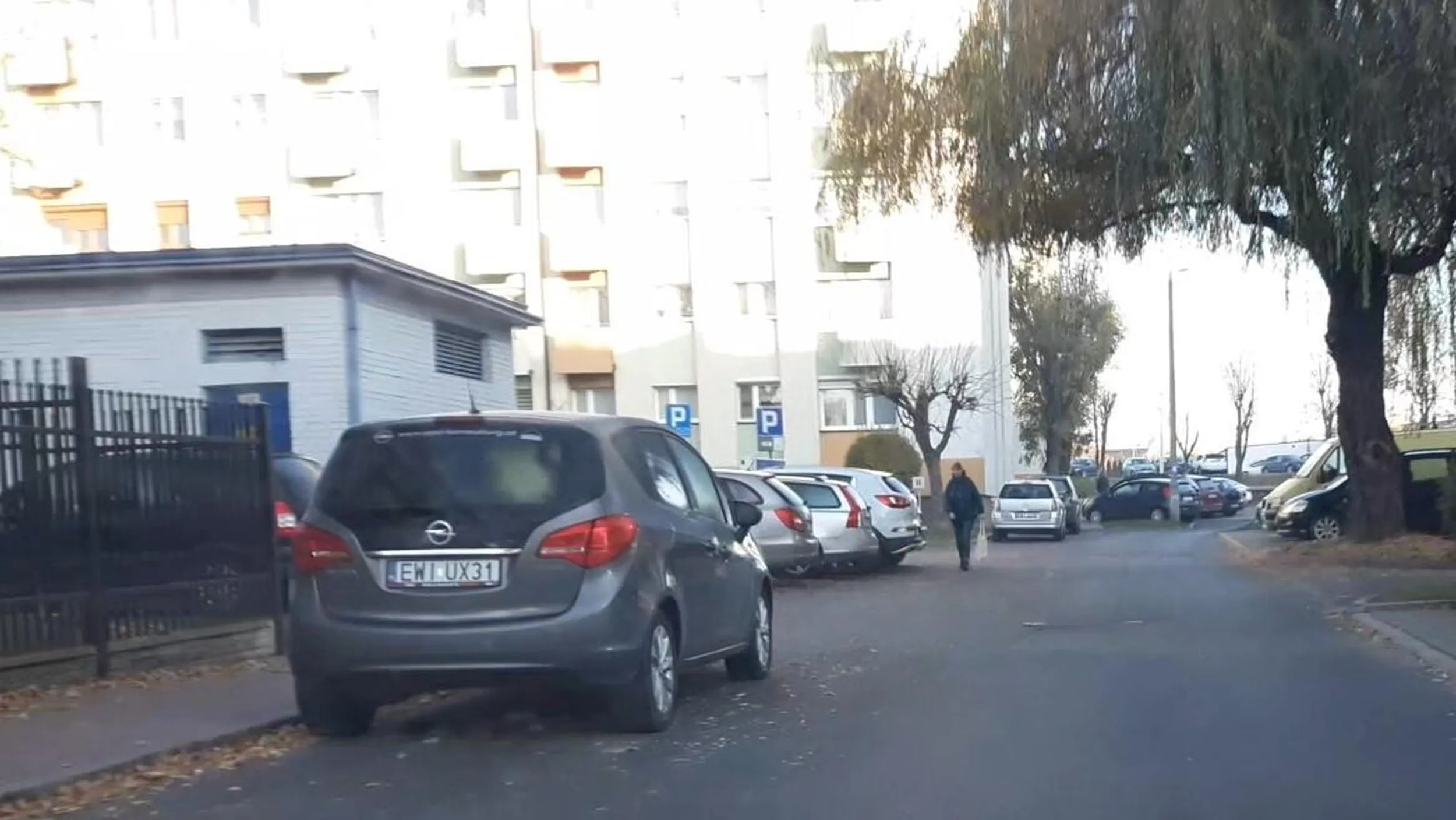 Parkowanie w strefie zamieszkania w miejscu do tego nie wyznaczonym.