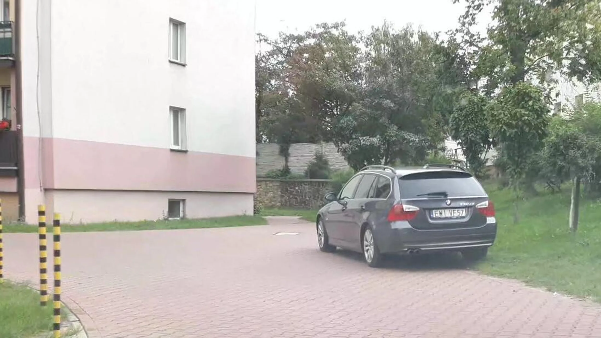 Droga pożarowa, zakaz postoju, środek skrzyżowania, niszczenie trawnika.