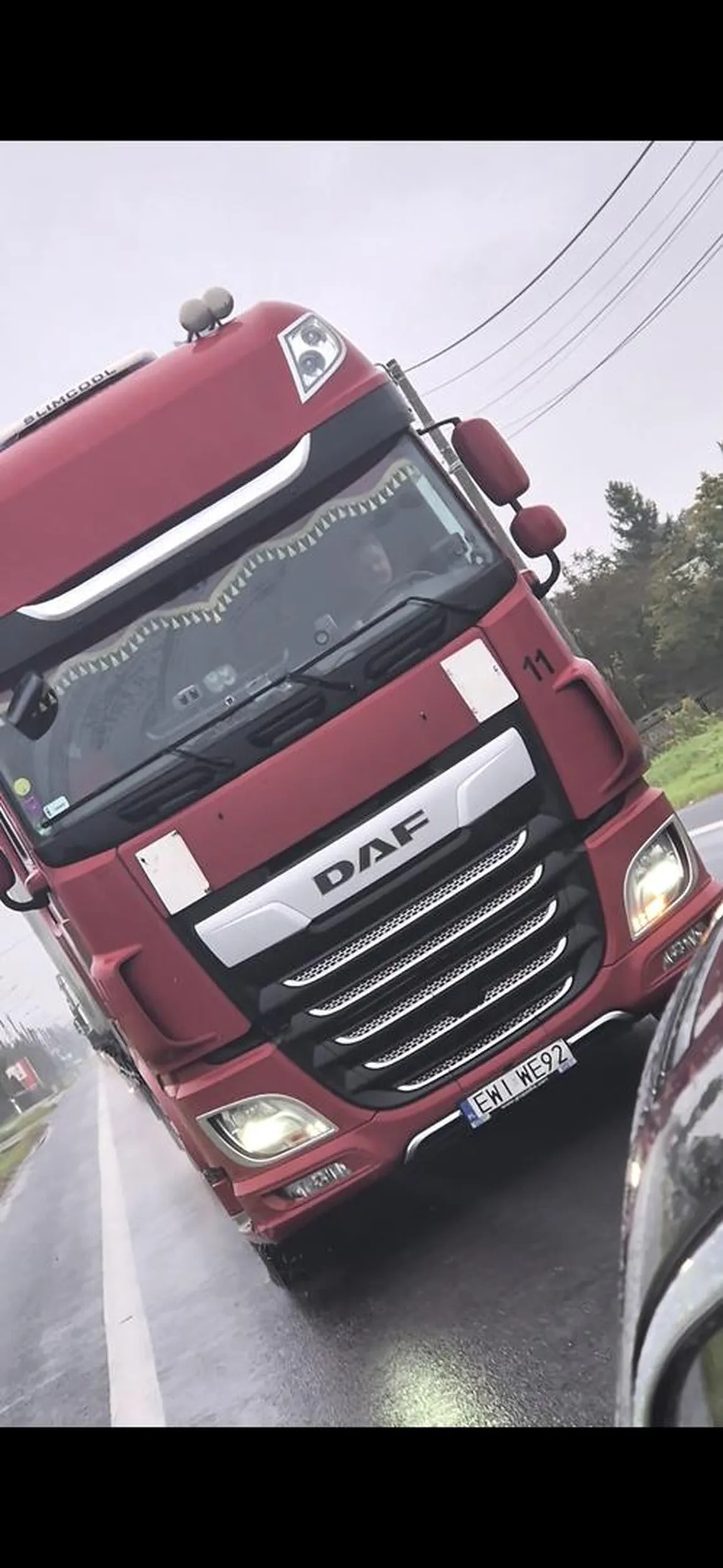 Samochód ciężarowy kolor czerwony  o numerach rejestracyjnych EWI WE92 trąbi na ludzi pokazuje środkowy palec. W terenie zabudowanym po czym probuje wyprzedzać.