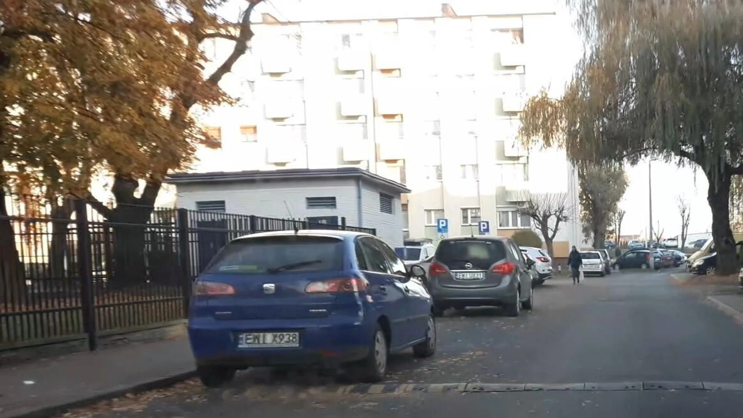 Parkowanie w strefie zamieszkania w miejscu do tego nie wyznaczonym.