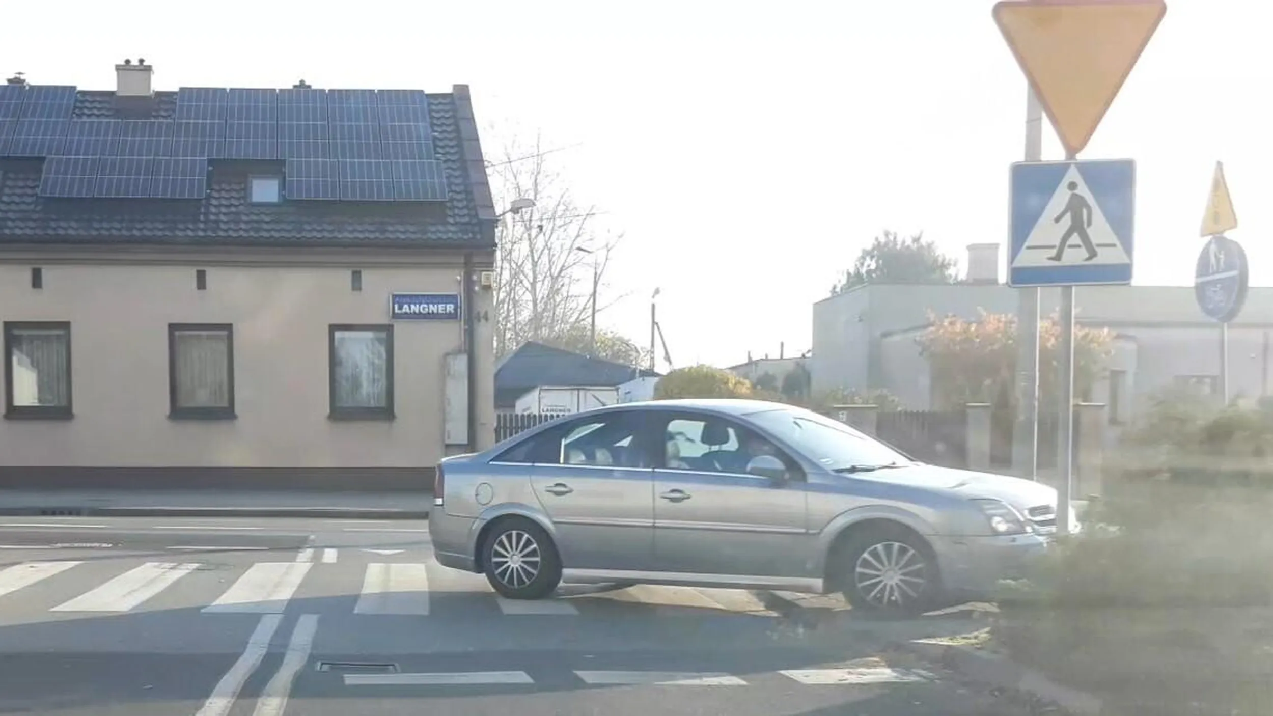 Jazda wzdłuż po przejściu dla pieszych, jazda po chodniku, parkowanie na chodniku, parkowanie z dala od krawędzi jezdni.