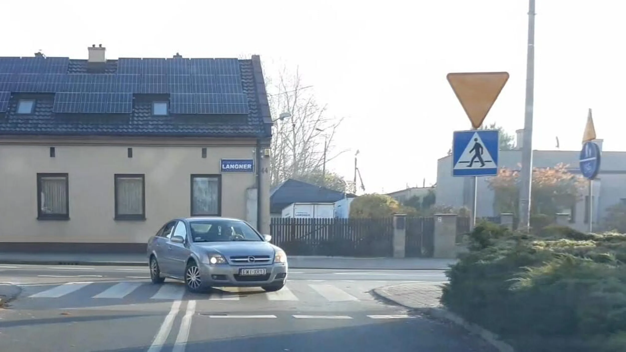 Jazda wzdłuż po przejściu dla pieszych, jazda po chodniku, parkowanie na chodniku, parkowanie z dala od krawędzi jezdni.