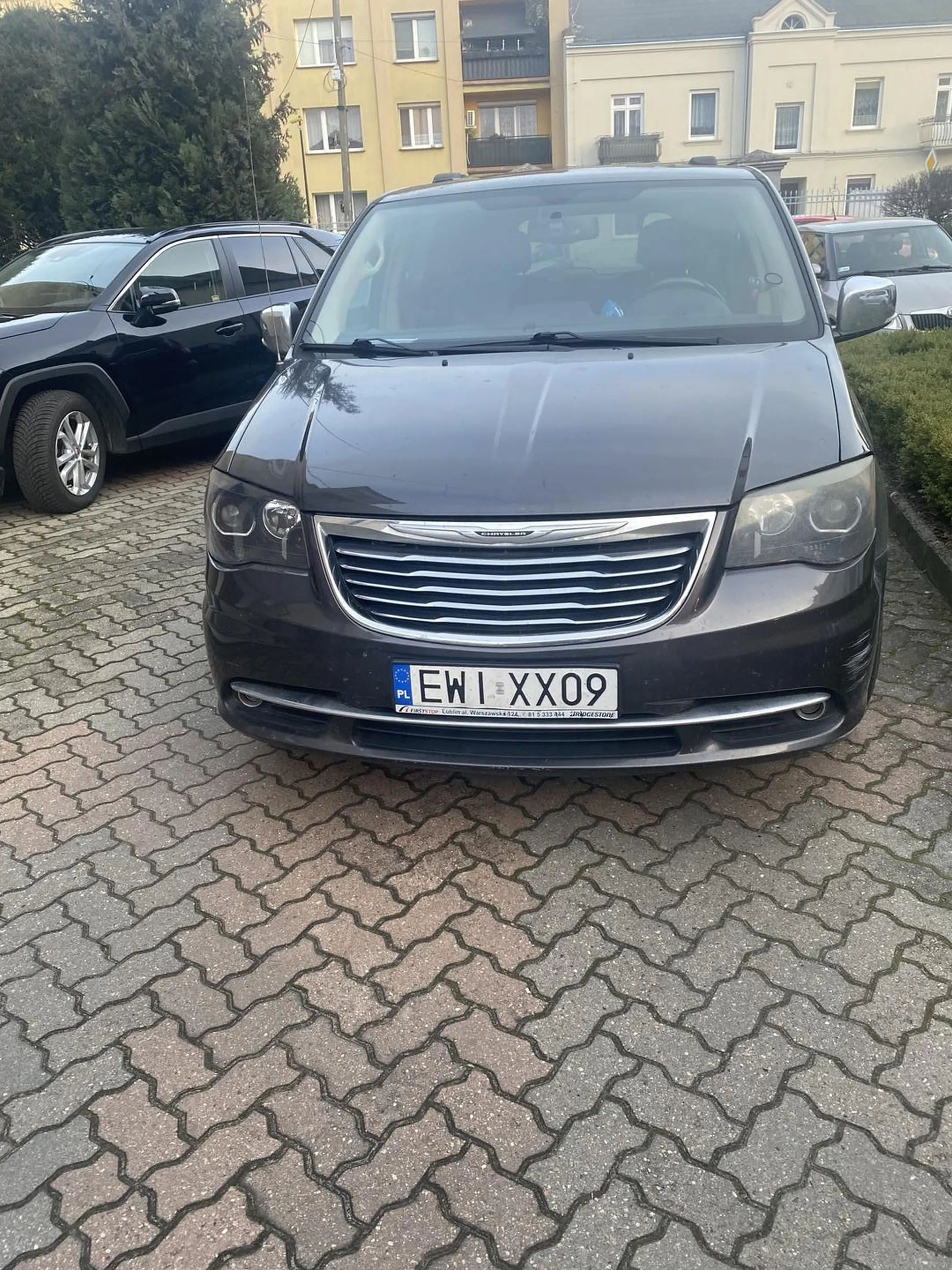 Nie umie parkować zastawia wyjazd