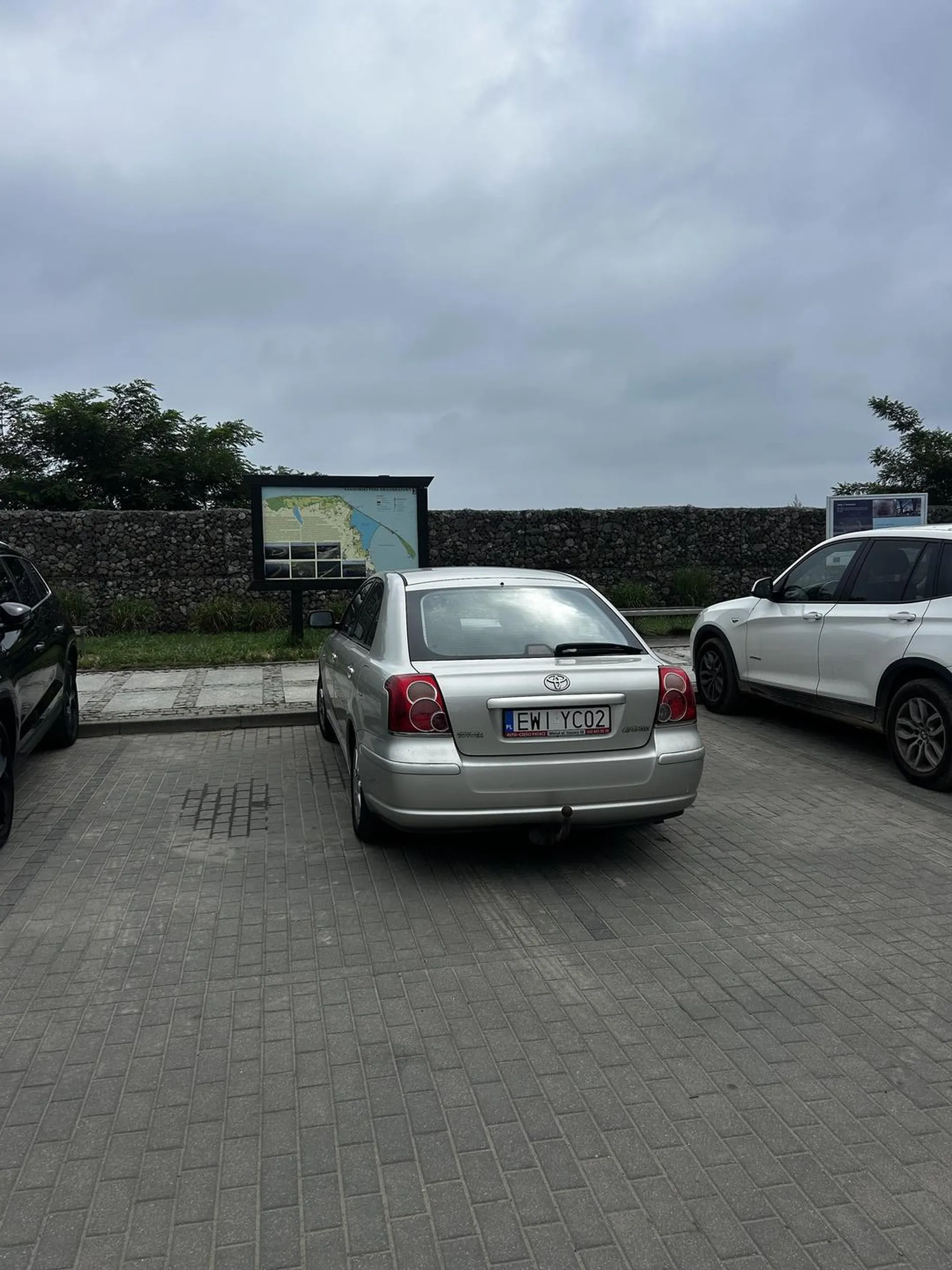 Na parkingu miejsc nie ma, ale dla kierowcy się dwa musiały znaleźć