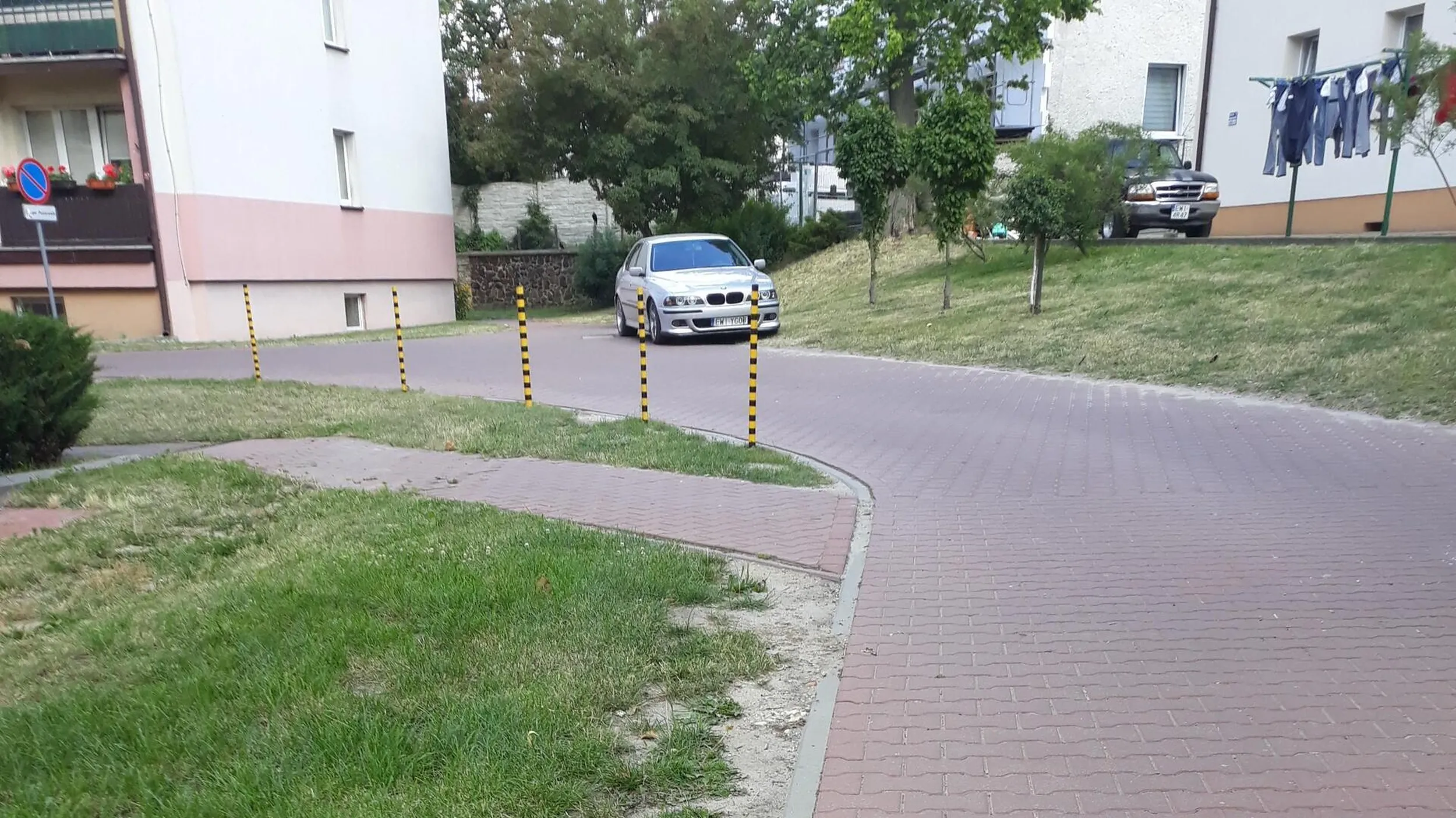 Droga pożarowa, skrzyżowanie, zakaz postoju, niszczenie trawnika.