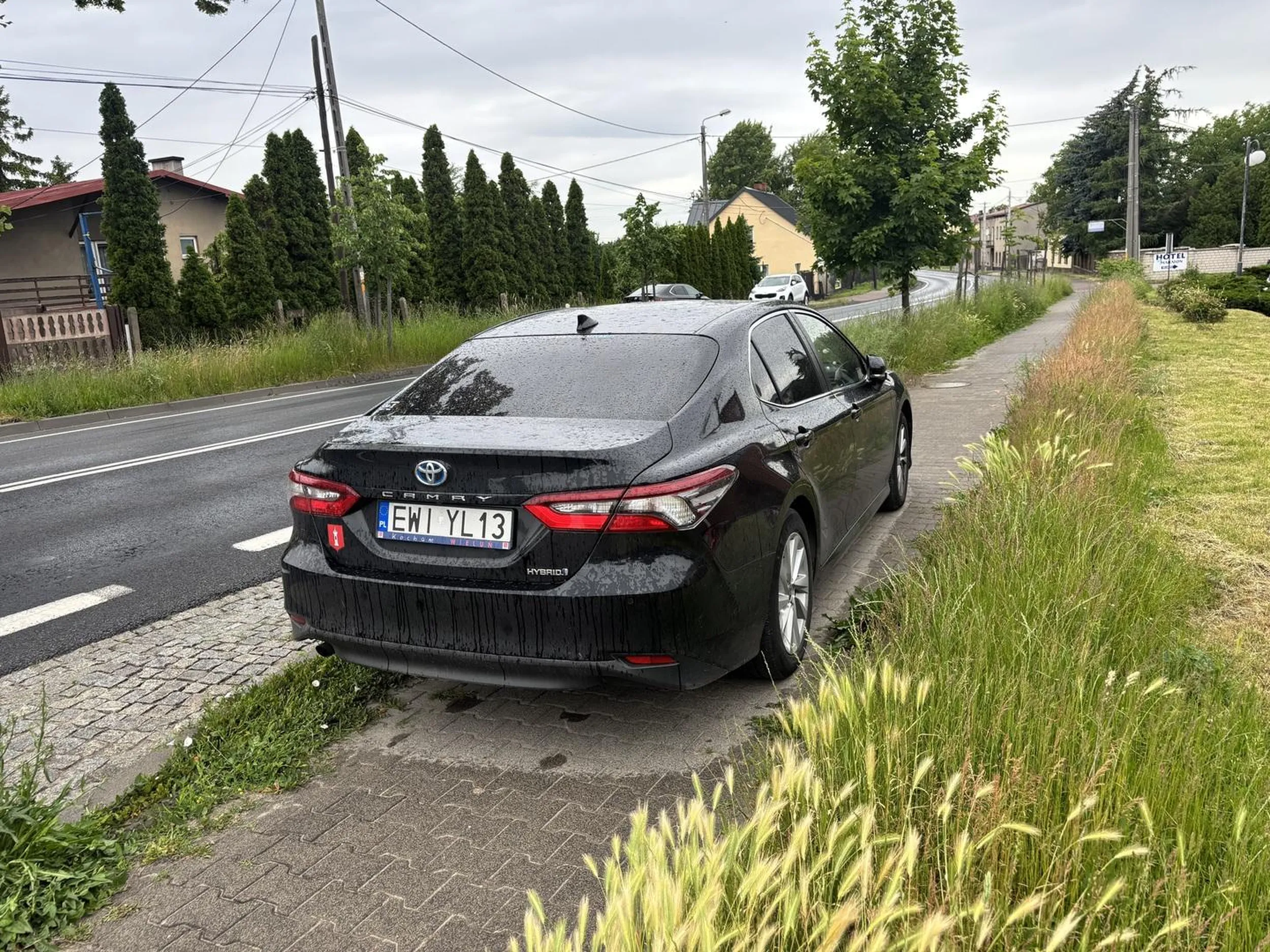 No bycie burmistrzem Wielunia w końcu upoważnia do parkowania na całej szerokości chodnika. A znajomości z lokalną policją dają immunitet na mandaty.