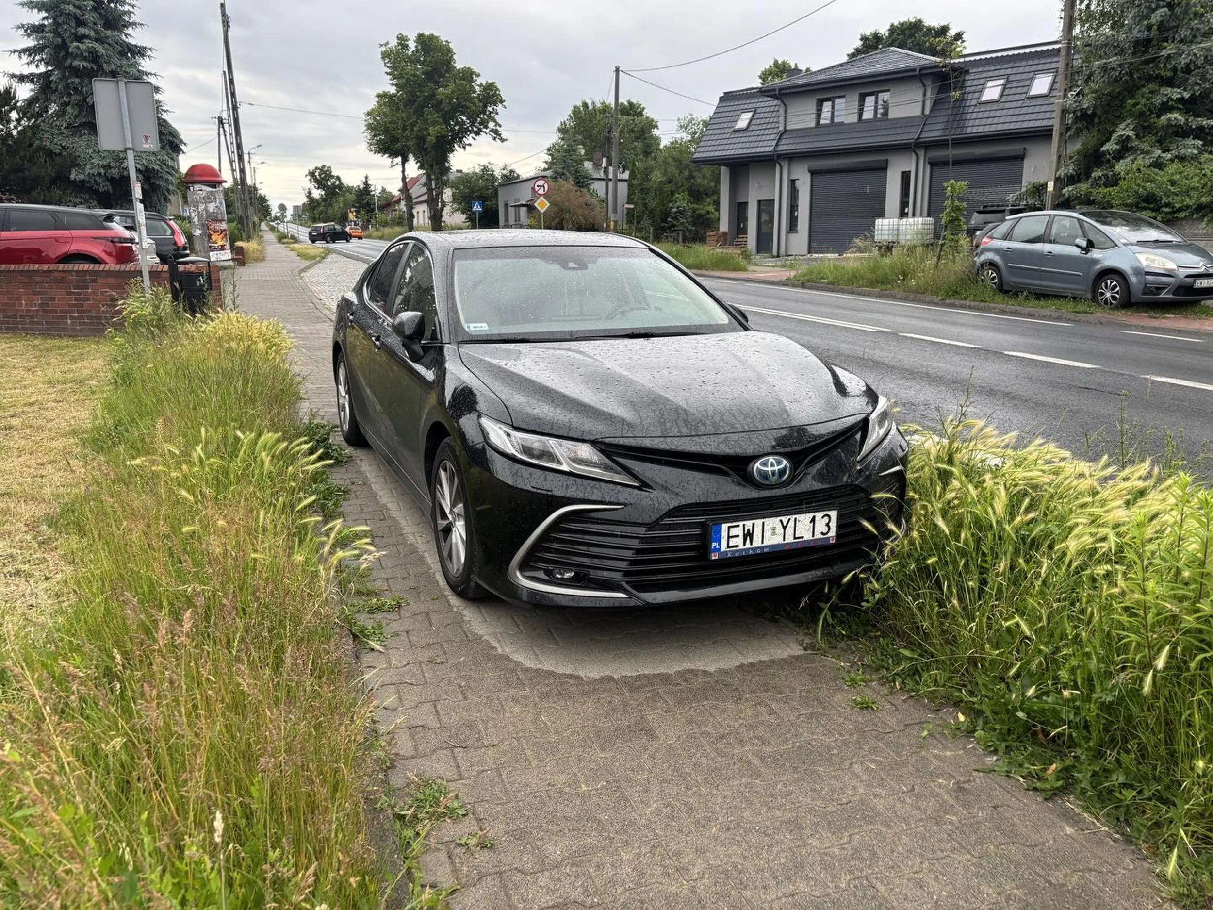 No bycie burmistrzem Wielunia w końcu upoważnia do parkowania na całej szerokości chodnika. A znajomości z lokalną policją dają immunitet na mandaty.