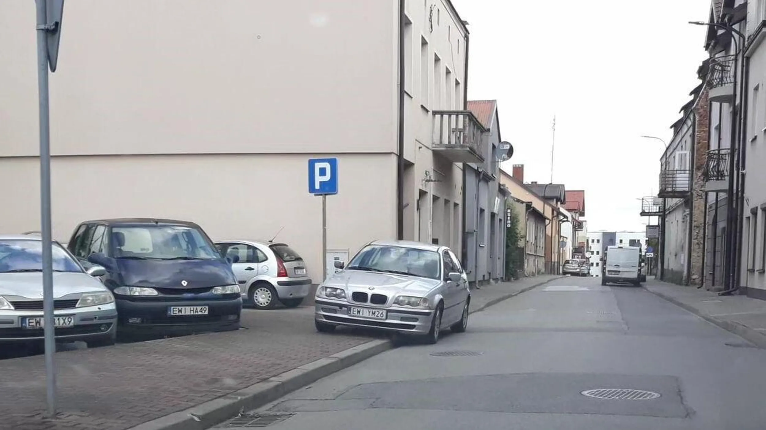 Parkowanie na chodniku, na zakazie zatrzymywania się.