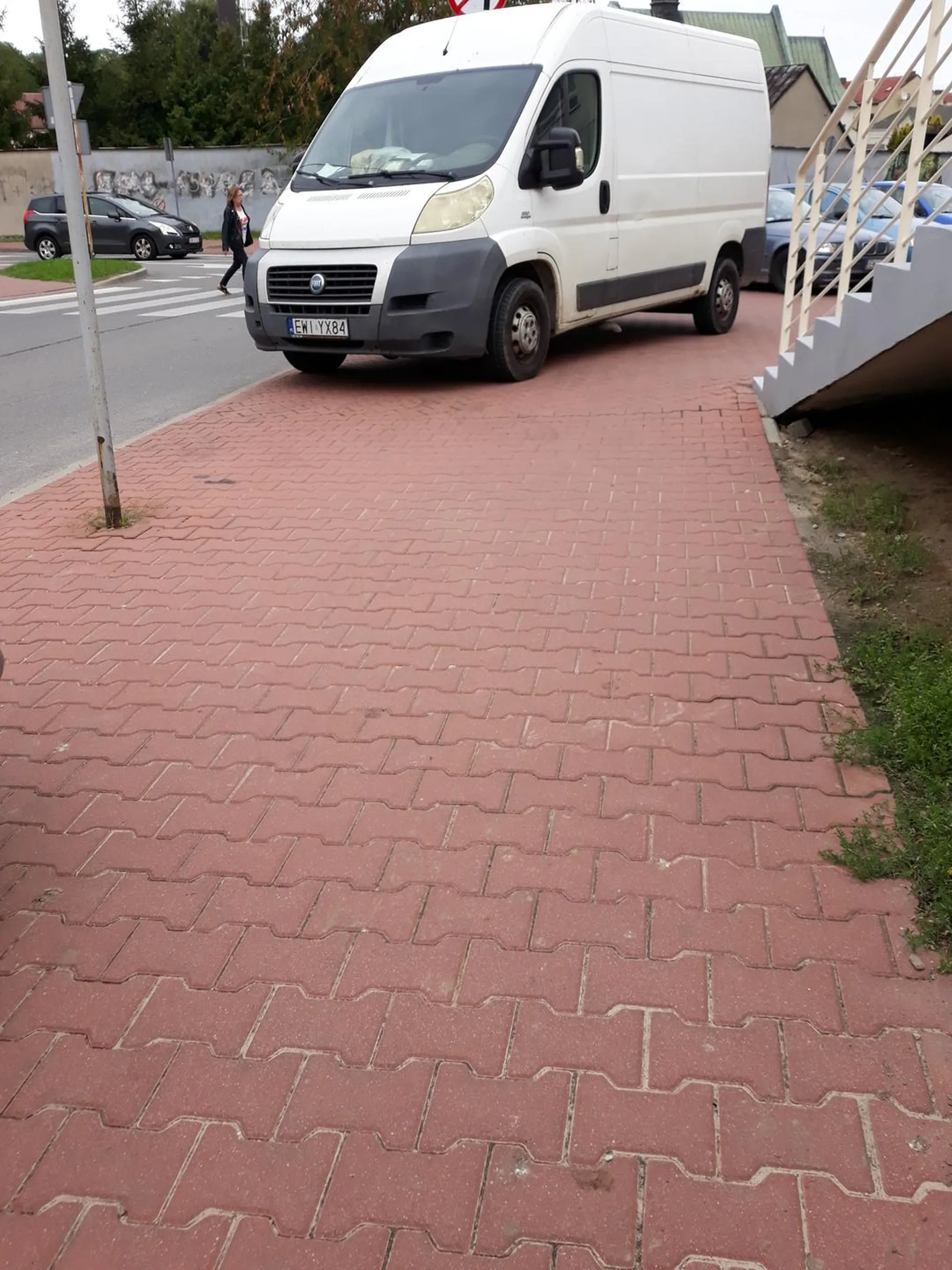 Parkowanie na chodniku, bezpośrednio przy przejściu dla pieszych, DMC powyżej 2,5T.