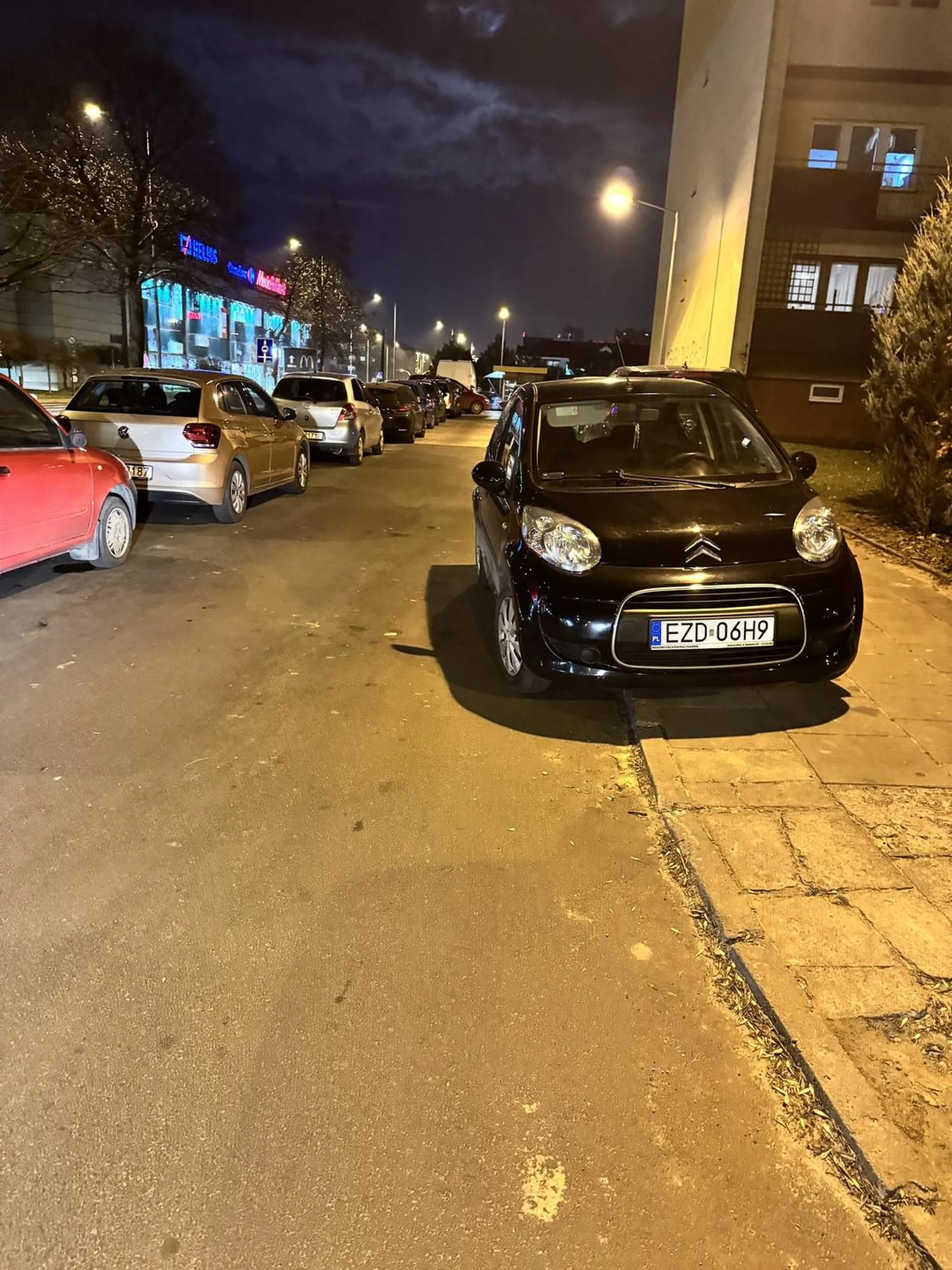 Takim kolosem ciężko parkować. Mózg jak pojemność silnika.