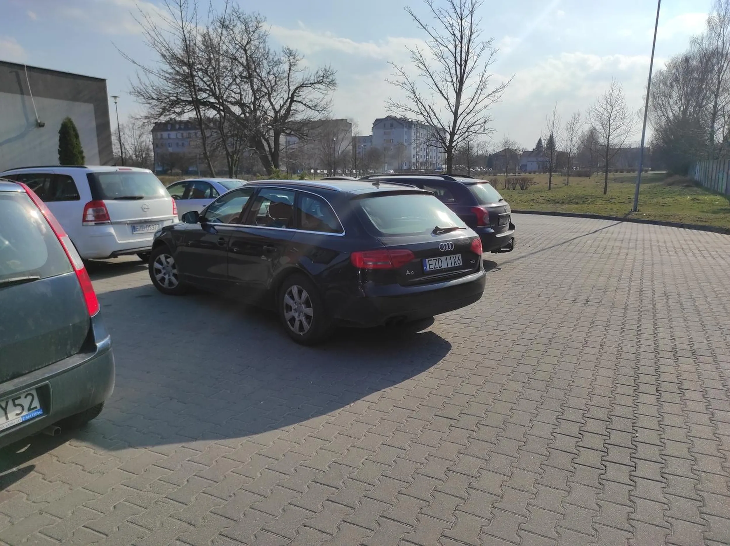 Facet chyba za duże autko sobie kupił... Parkowanie po skosie na dwóch miejscach i jeszcze "dupa" wystaje... Nie ładnie...