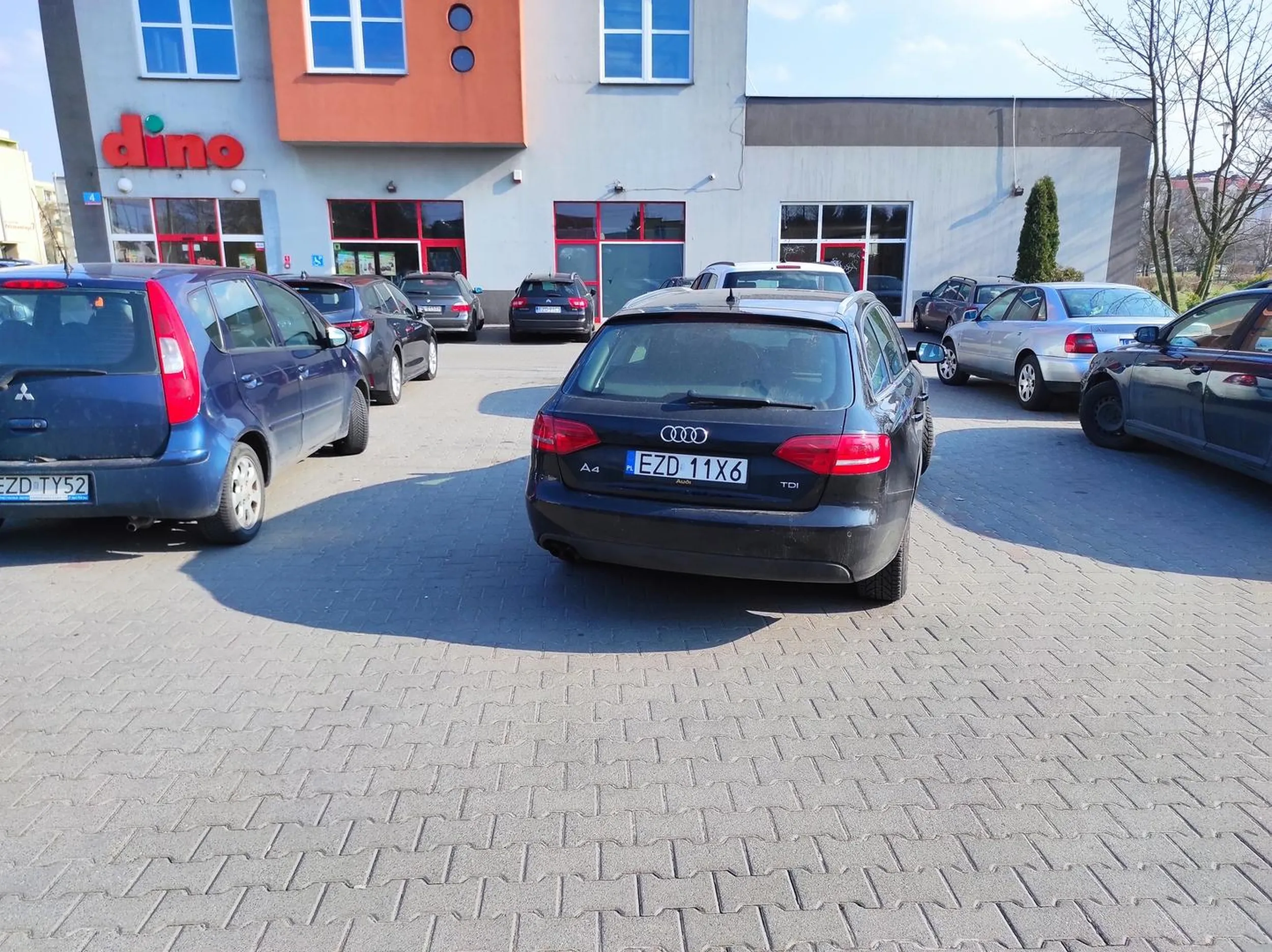 Facet chyba za duże autko sobie kupił... Parkowanie po skosie na dwóch miejscach i jeszcze "dupa" wystaje... Nie ładnie...