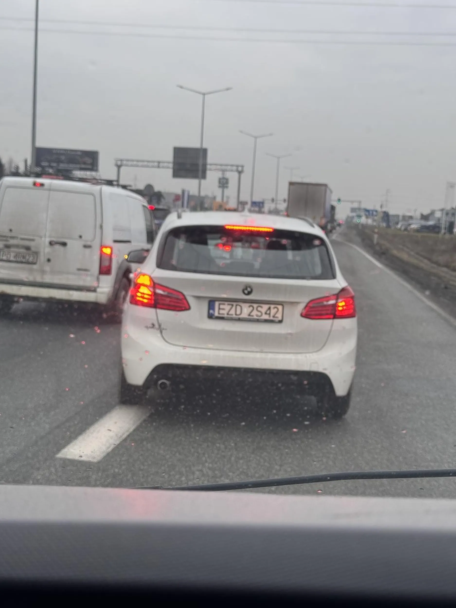 Chamskie jeździ Poznaniem poboczem objeżdża korki.