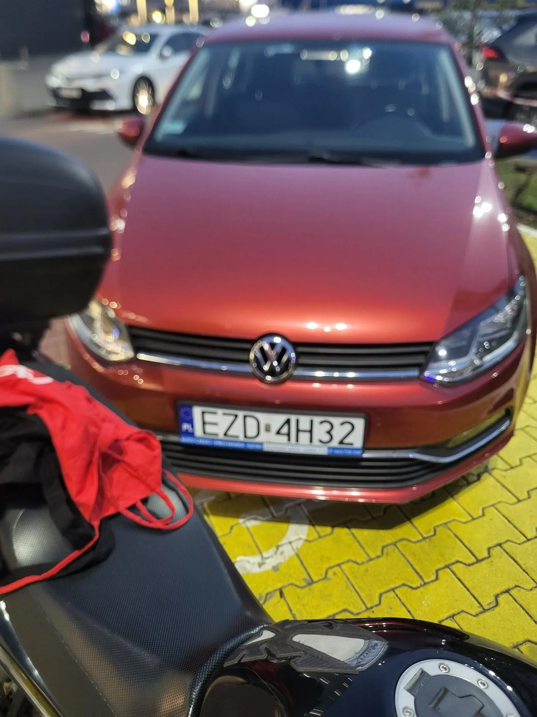 Kierowca identyfikuje się jako motocykl, bo zastawia pod marketem prawie całość miesc wydzielonych dla motocykli