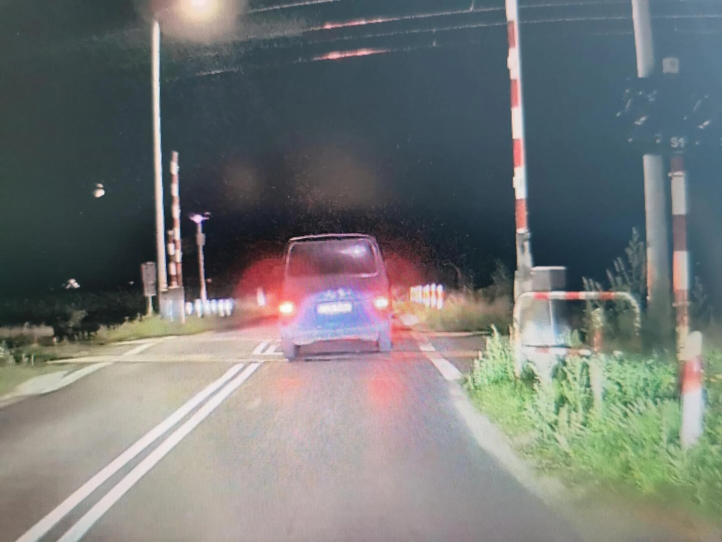 Najpierw zostawia miejsce na kilka aut przed sobą a później stoi na przejeździe kolejowym. Po tym jak zjechał 1min później zamknęły sie rogatki... Widać za mało wypadków na przejazdach i za małe mandaty.