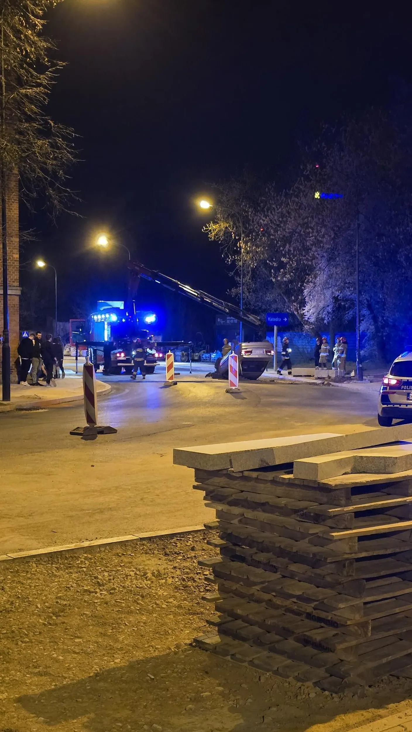 Nie radzi sobie na zakrętach.