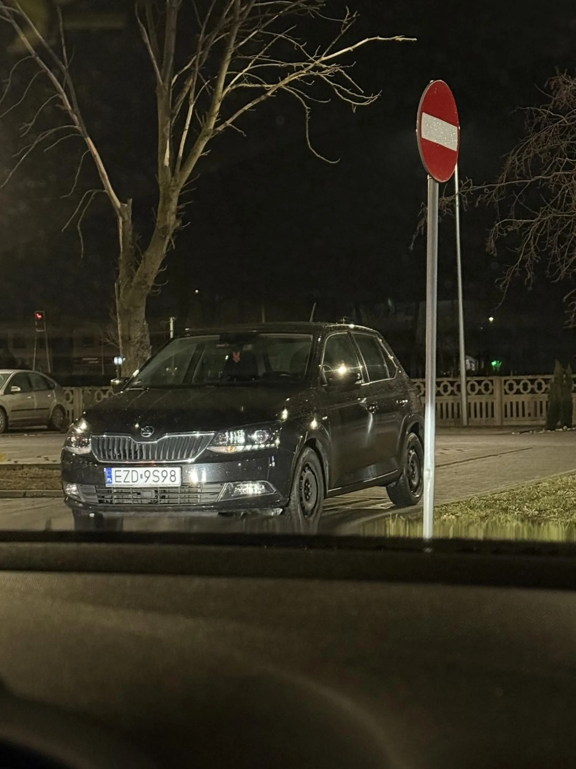 Wjeżdża pod zakaz i parkuje na chodniku