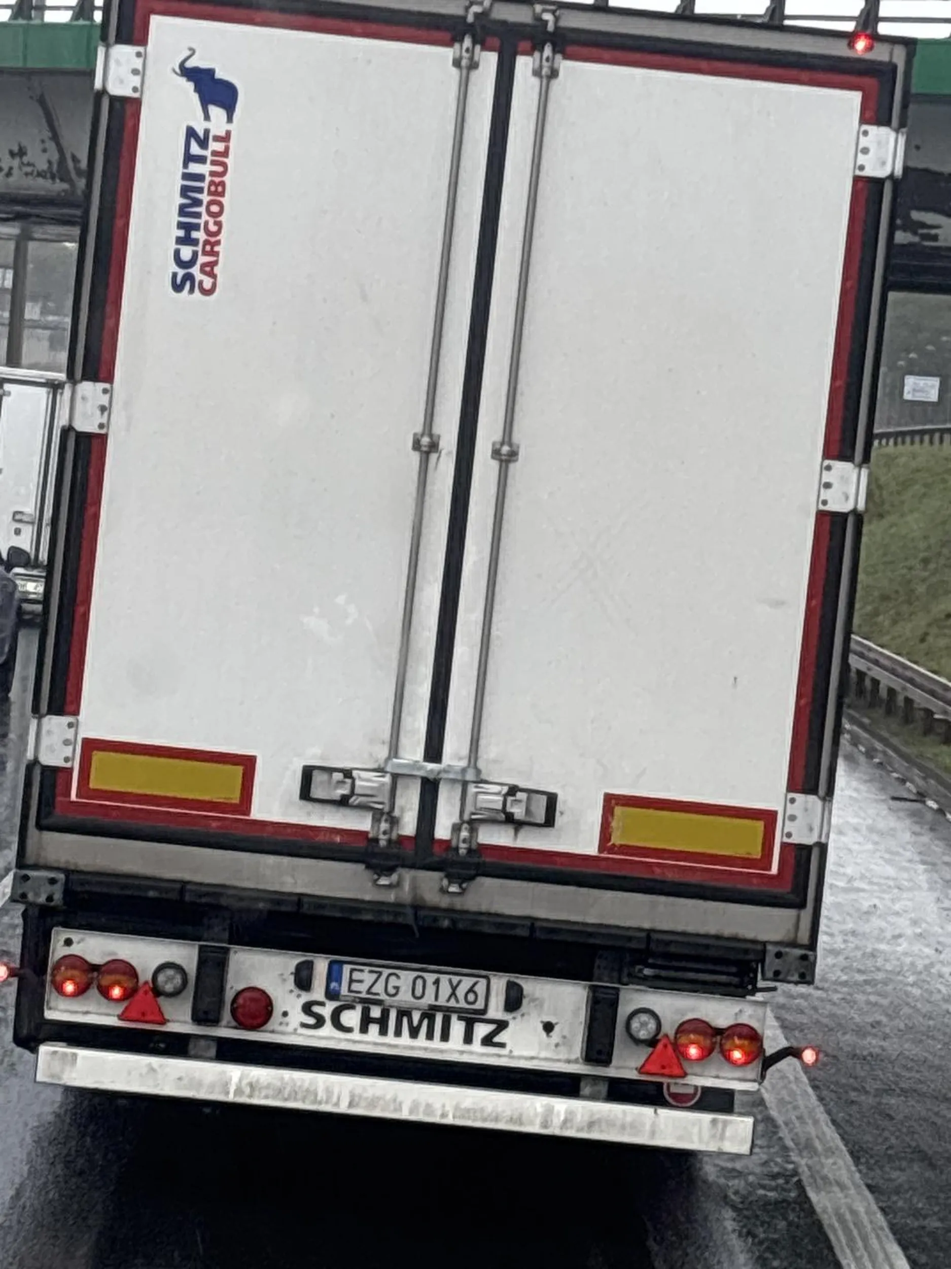 Uwaga na kierowcę chłodni z białego daf xg chodzi po parkingu i proponuje loda za kilka dyszek. Nie polecam gryzie.