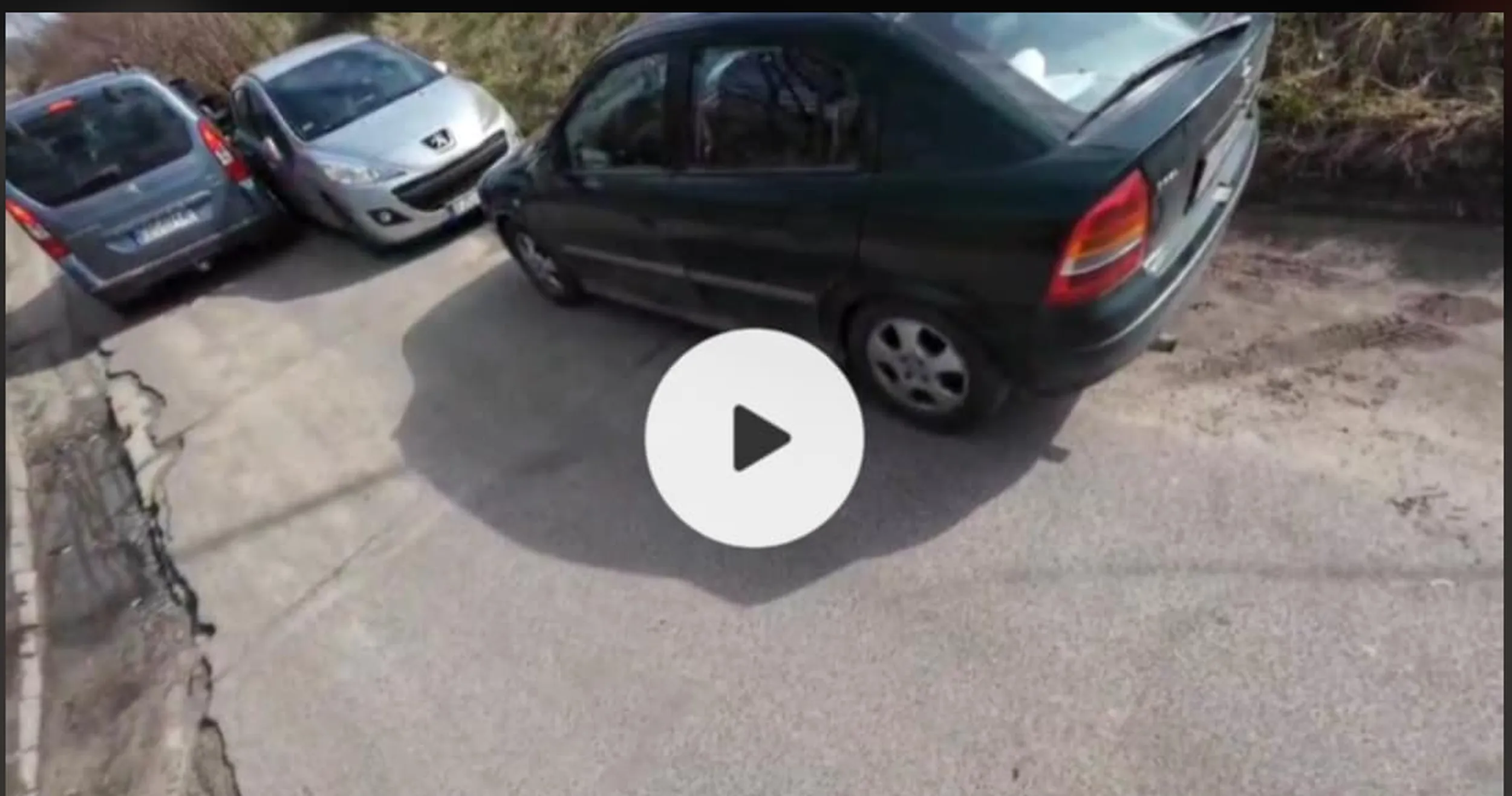 Pan uszkodził w moim zaparkowanym pojeździe lusterko oraz spanikował i uszkodził drugi samochód zaparkowany przed moim. Wszystko nagrał rowerzysta, którego akurat chciał wyminąć. Zapewnił rowerzystę, że zostawi kartkę z kontaktem do siebie. Pan okazał się być ostrym chamem i po prostu uciekł bez zostawienia kontaktu. Ha tfu - mam nadzieje, że Panu też ktoś rozwali auto i już go Pan nie znajdzie. Nie pozdrawiam