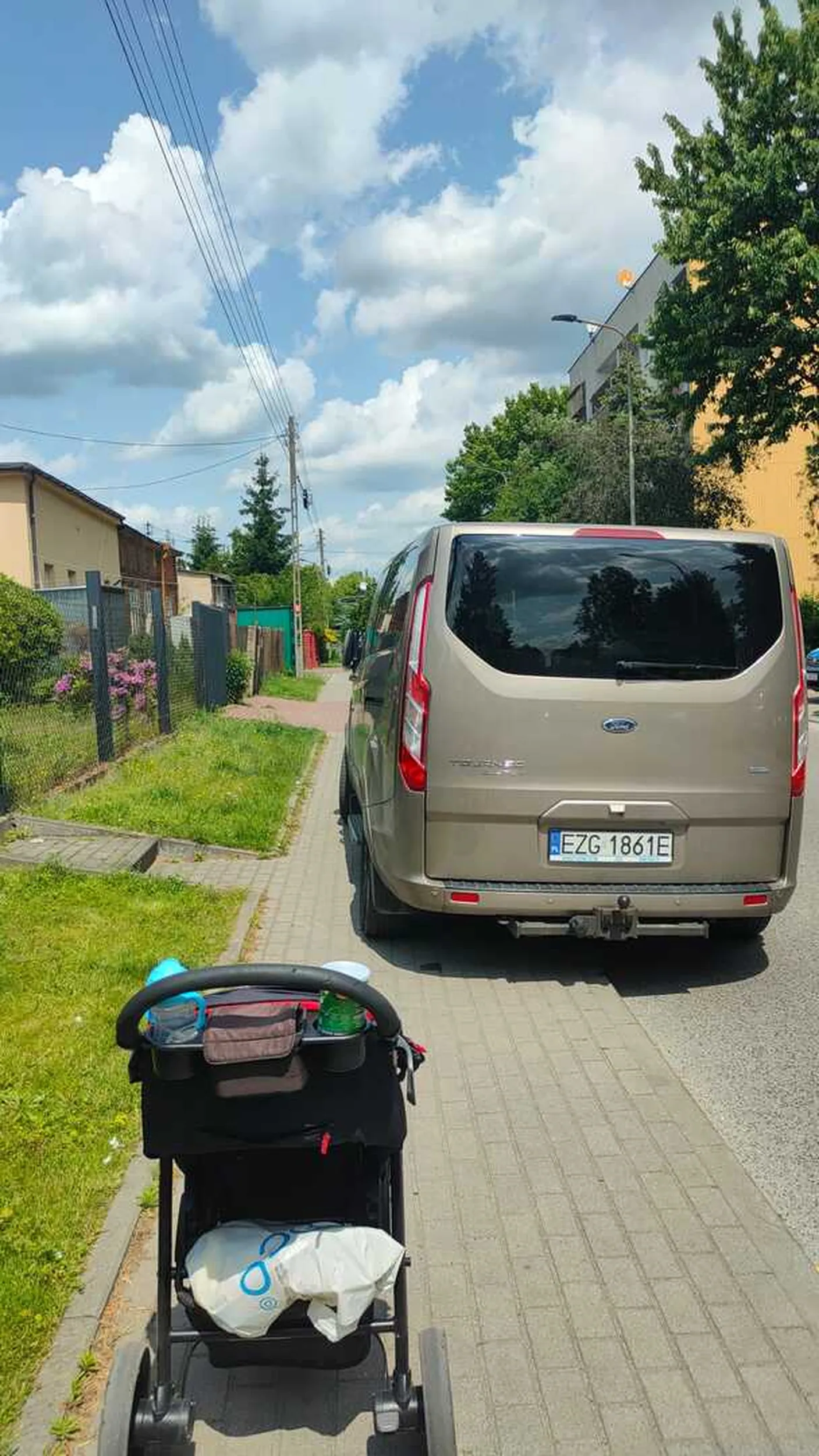 Parkuje jak ostatni egoista.