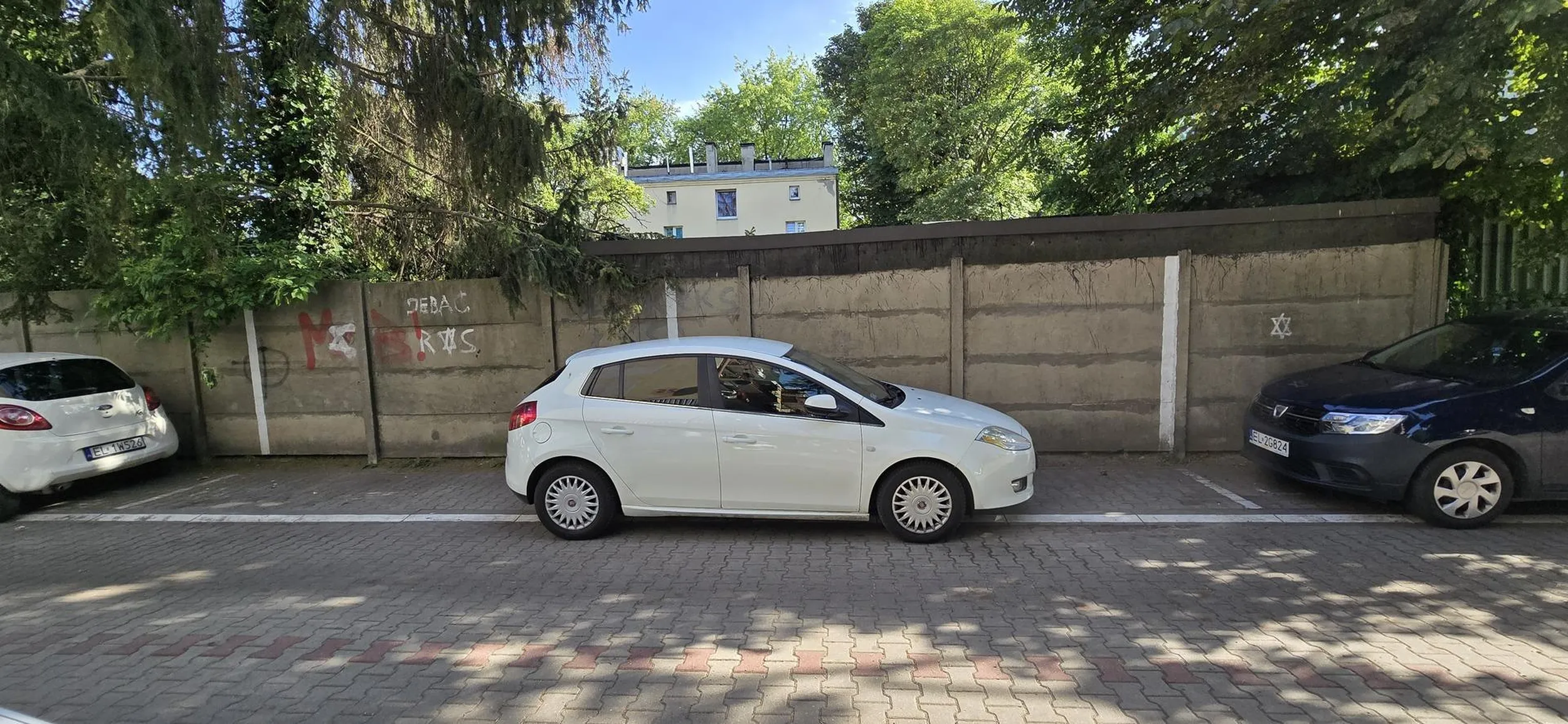 Przyjeżdża turysta pewnie dupe odwiedzić i potem ja nie mam gdzie parkować - jest to teren ogrodzony