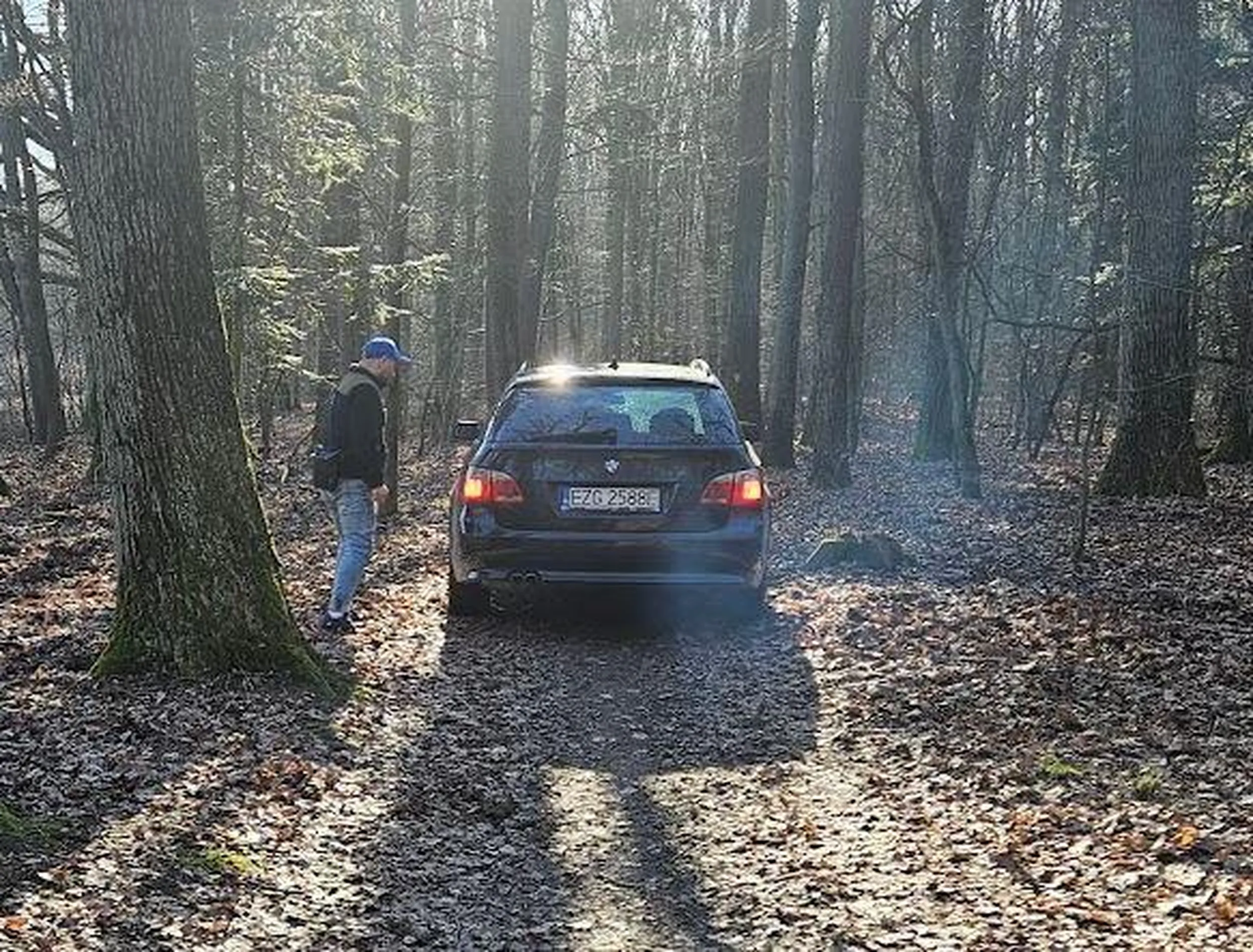 Wjechał do lasu łagiewnickiego, na piesze szlaki i kopci