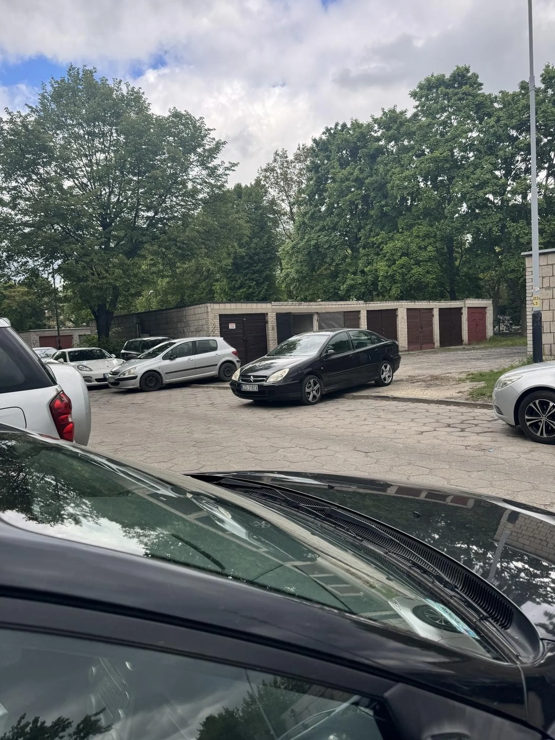 Wyjazd z garażu cały czas zablokowany tym autem