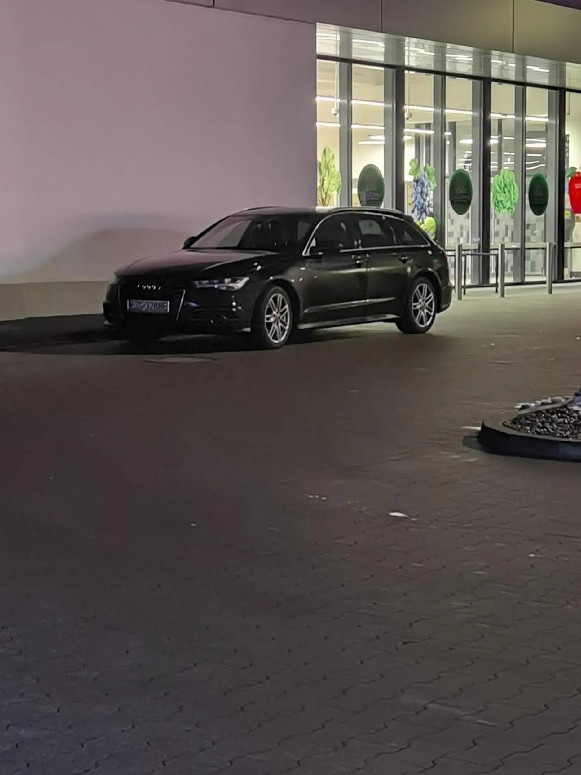 Zgierzanin (to chyba mówi samo przez siebie) parkujący poza wyznaczonymi miejscami parkingowymi utrudniający wyjazd prawidłowo zaparkowanym samochodom.