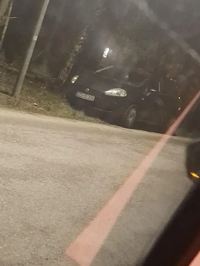 Auto stoi samo na moim podwórku