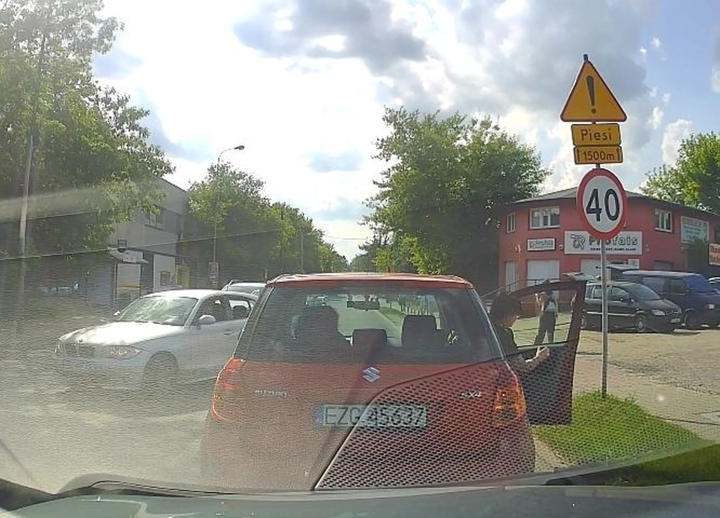 Co tam inni. Zatrzyma się zaraz za skrzyżowaniem i wysadzić pasażerkę.  Bo na parkingu 3 m dalej już nie może oczywiście.