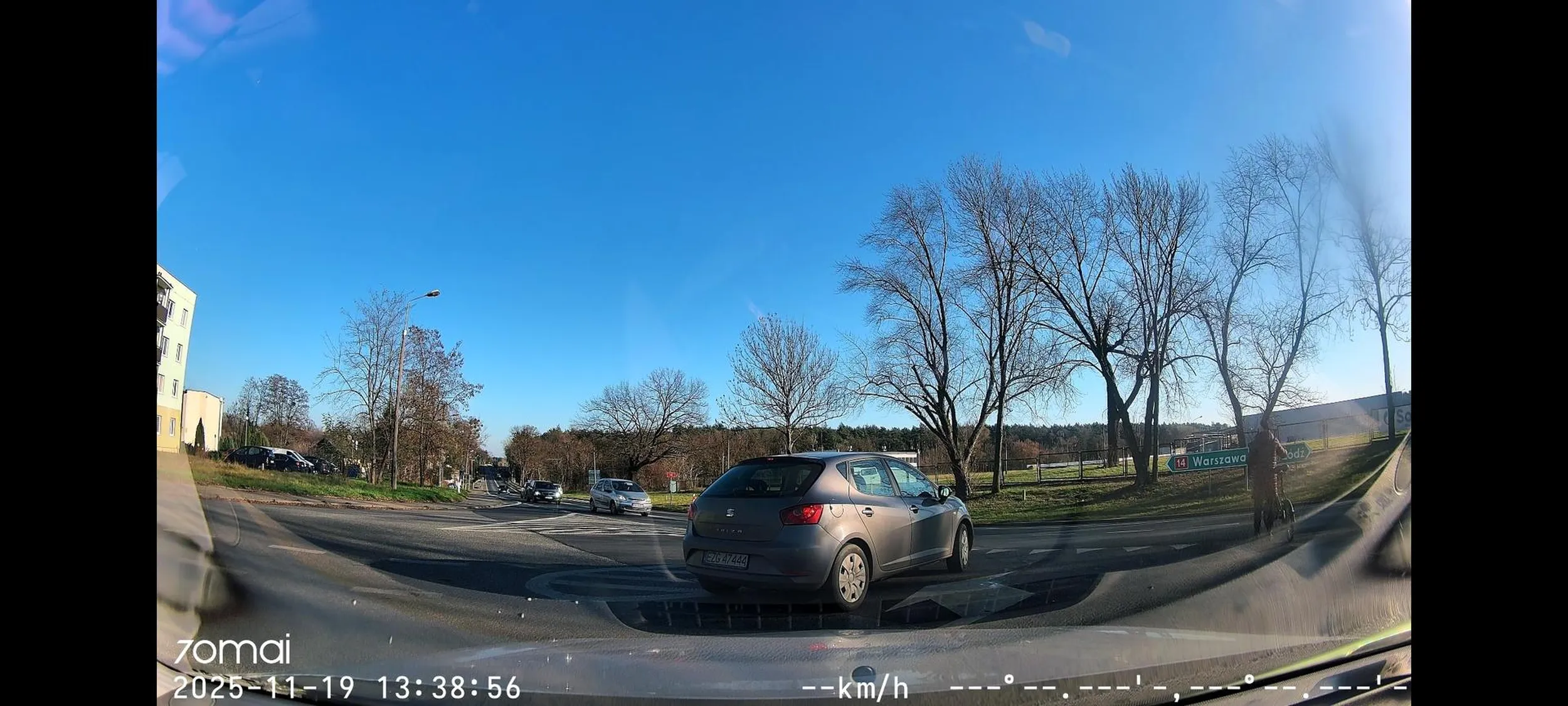 Głupia pinda nie dość, że prawko znalazła w laysach to jak wymusza pierwszeństwo to puka się w głowę bo myśli najwidoczniej że nie zrobiła nic złego